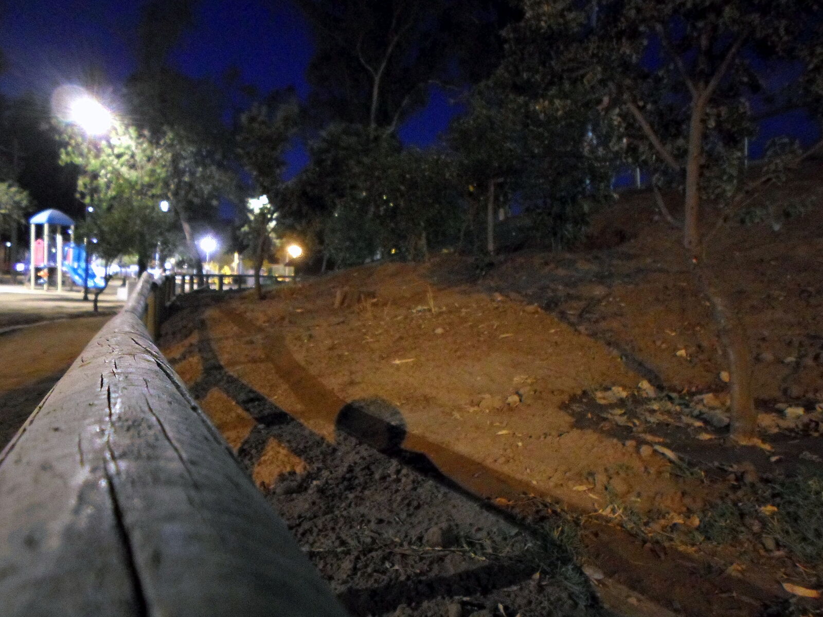 Samsung ES95 sample photo. Deporte, espontaneo, noche, oscuridad photography