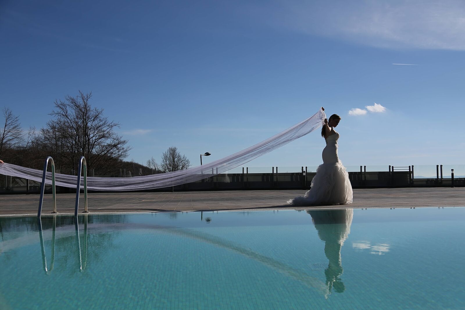 Canon EF 24-105mm F4L IS USM sample photo. Swimming pool, bride, walking photography
