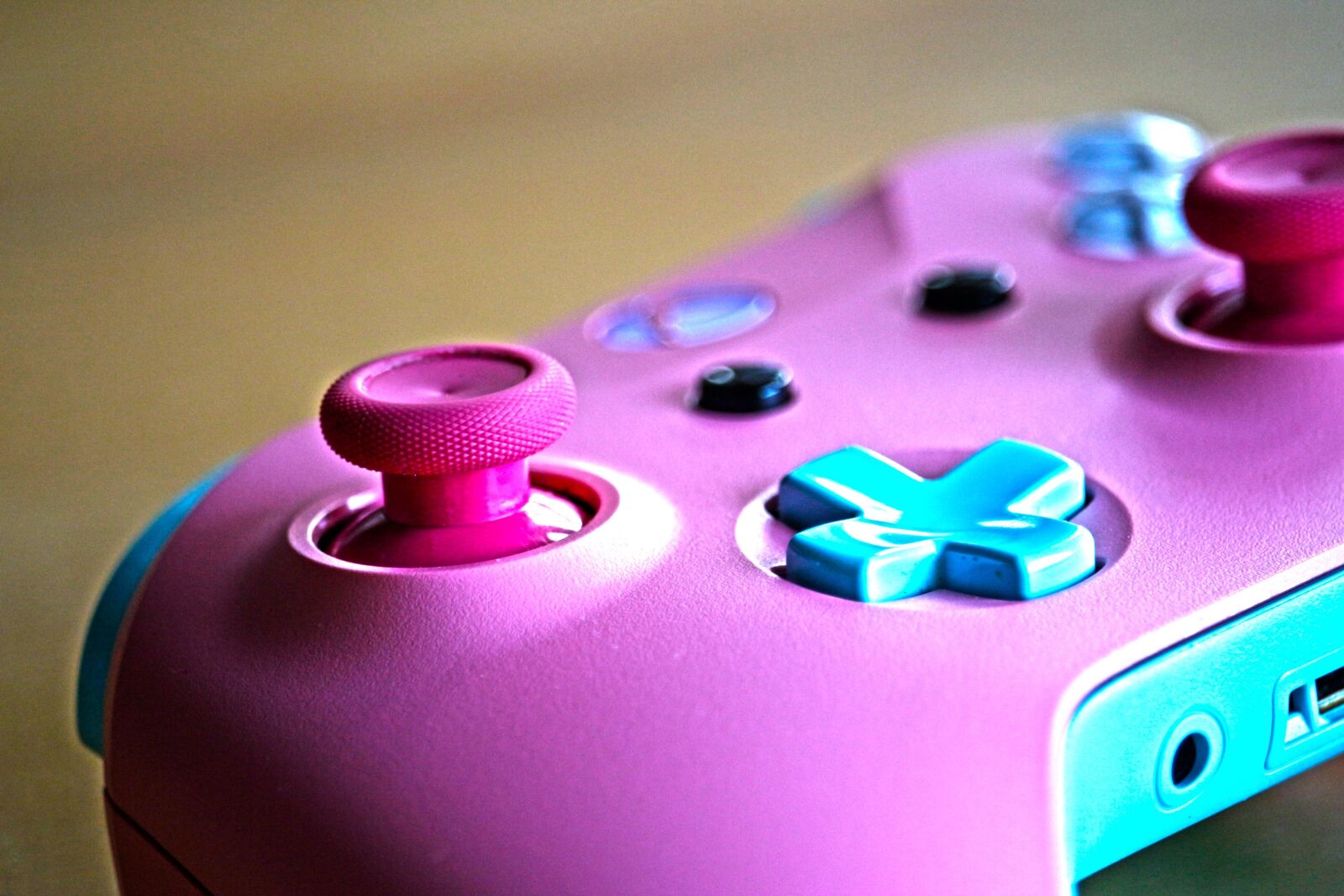 Canon EF-S 55-250mm F4-5.6 IS STM sample photo. Xbox, controller, control photography