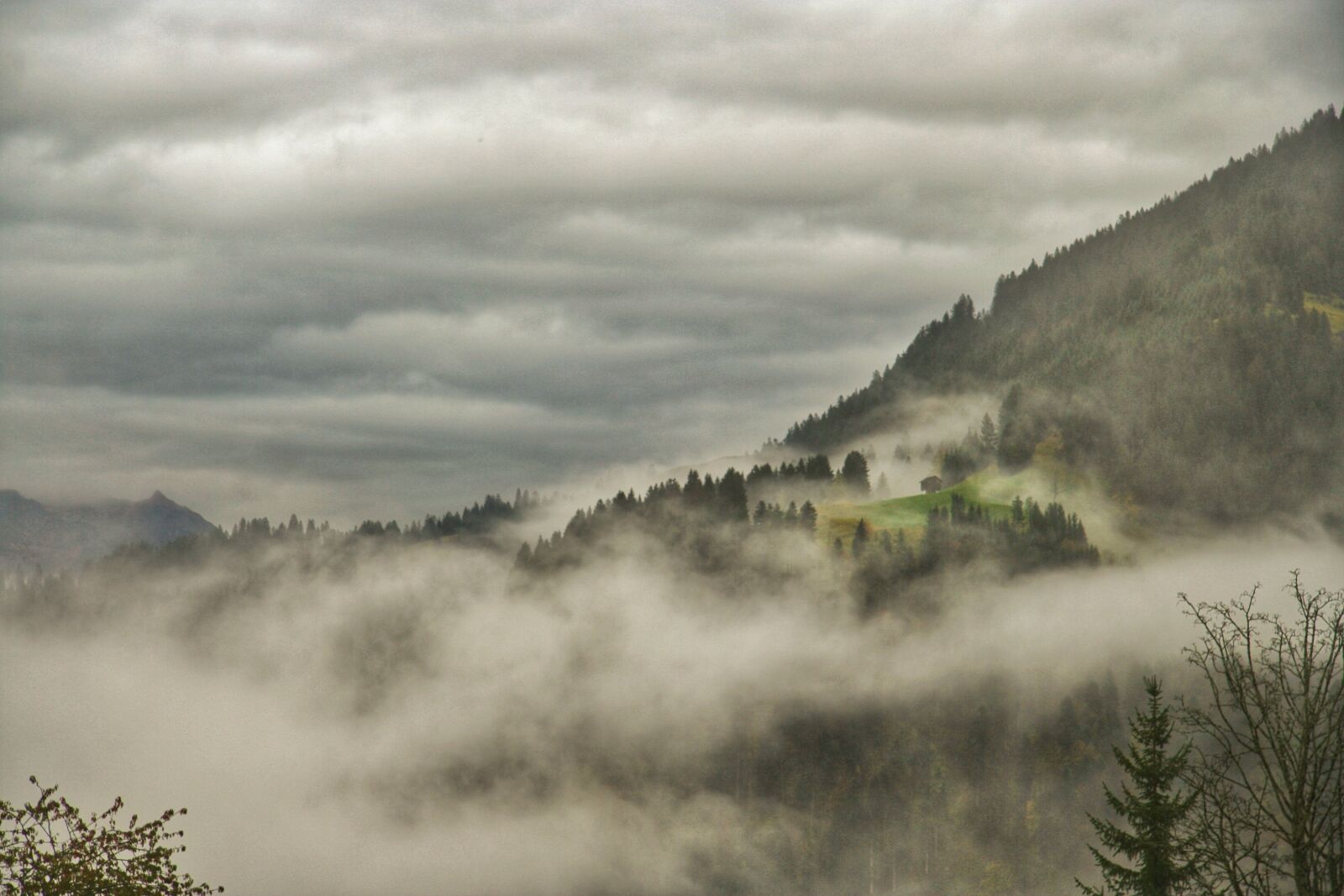Canon EOS 350D (EOS Digital Rebel XT / EOS Kiss Digital N) sample photo. Mountains, fog, landscape photography