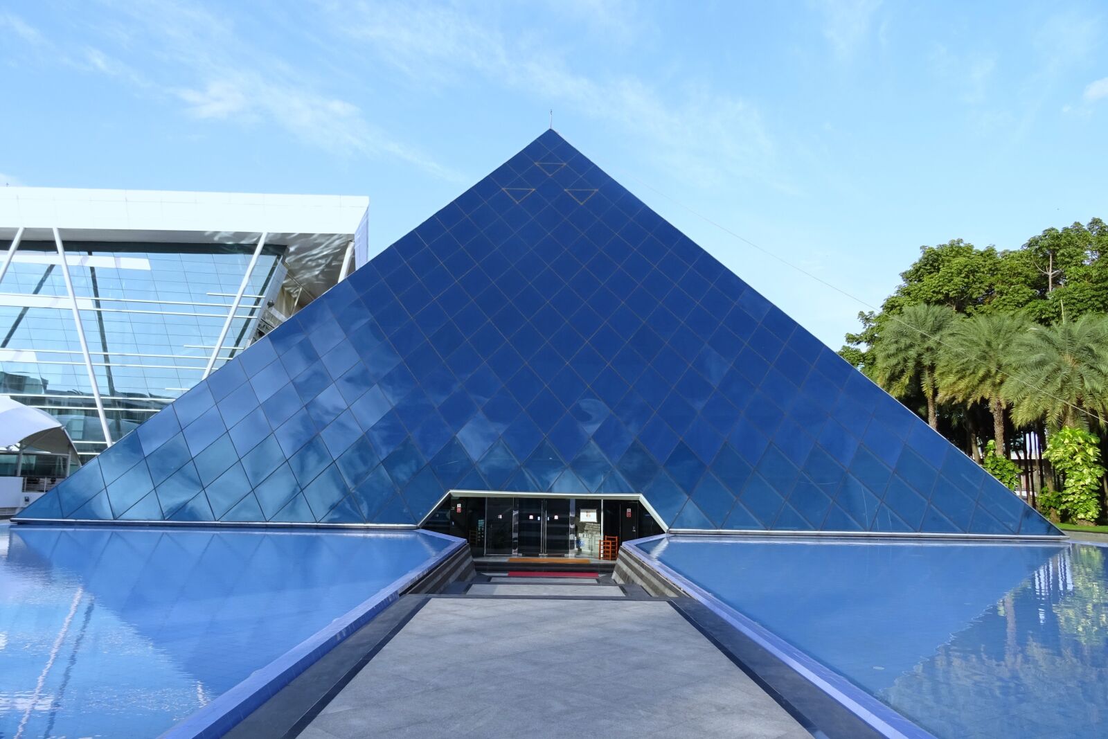 Sony DSC-HX60V sample photo. Building, architecture, pyramid photography