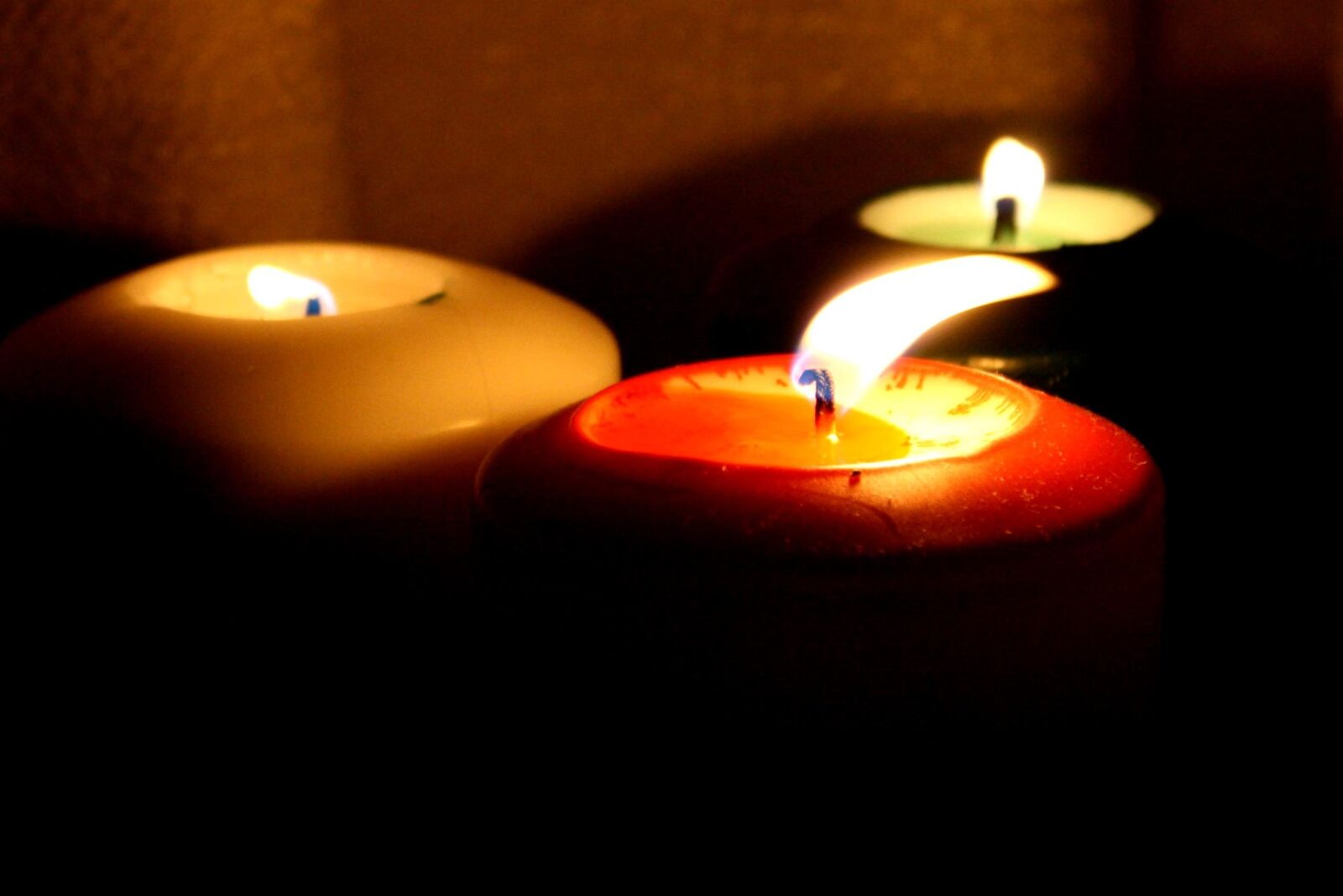 Canon EOS 1000D (EOS Digital Rebel XS / EOS Kiss F) + f/3.5-5.6 IS sample photo. Three candles, decoration photography
