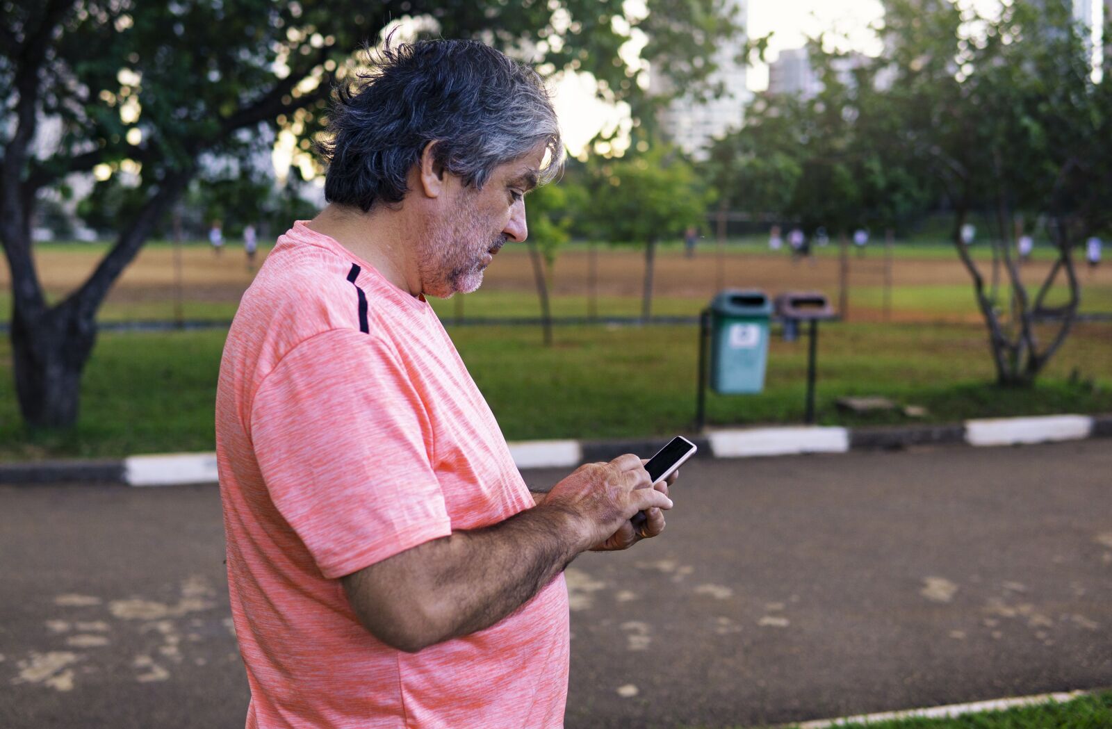 30mm F1.4 DC DN | Contemporary 016 sample photo. Elderly man, cell phone photography