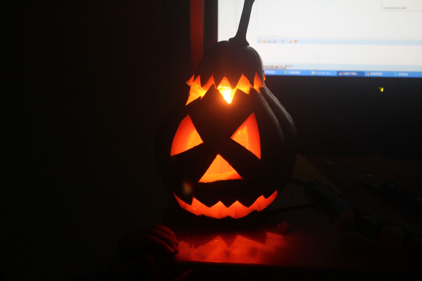 Canon EOS 550D (EOS Rebel T2i / EOS Kiss X4) sample photo. Halloween, jack-o-lantern, night photography