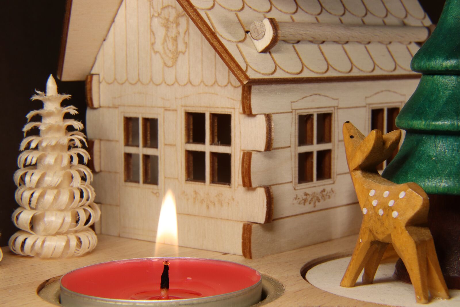 Canon EOS 800D (EOS Rebel T7i / EOS Kiss X9i) sample photo. Christmas pyramid, candle, roe photography