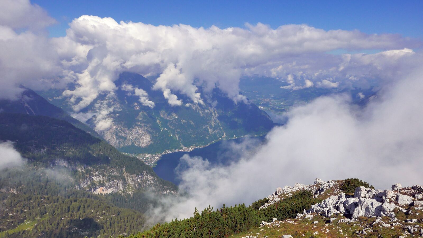 Panasonic Lumix DMC-LX100 sample photo. Panorama, halstatt lake, clouds photography