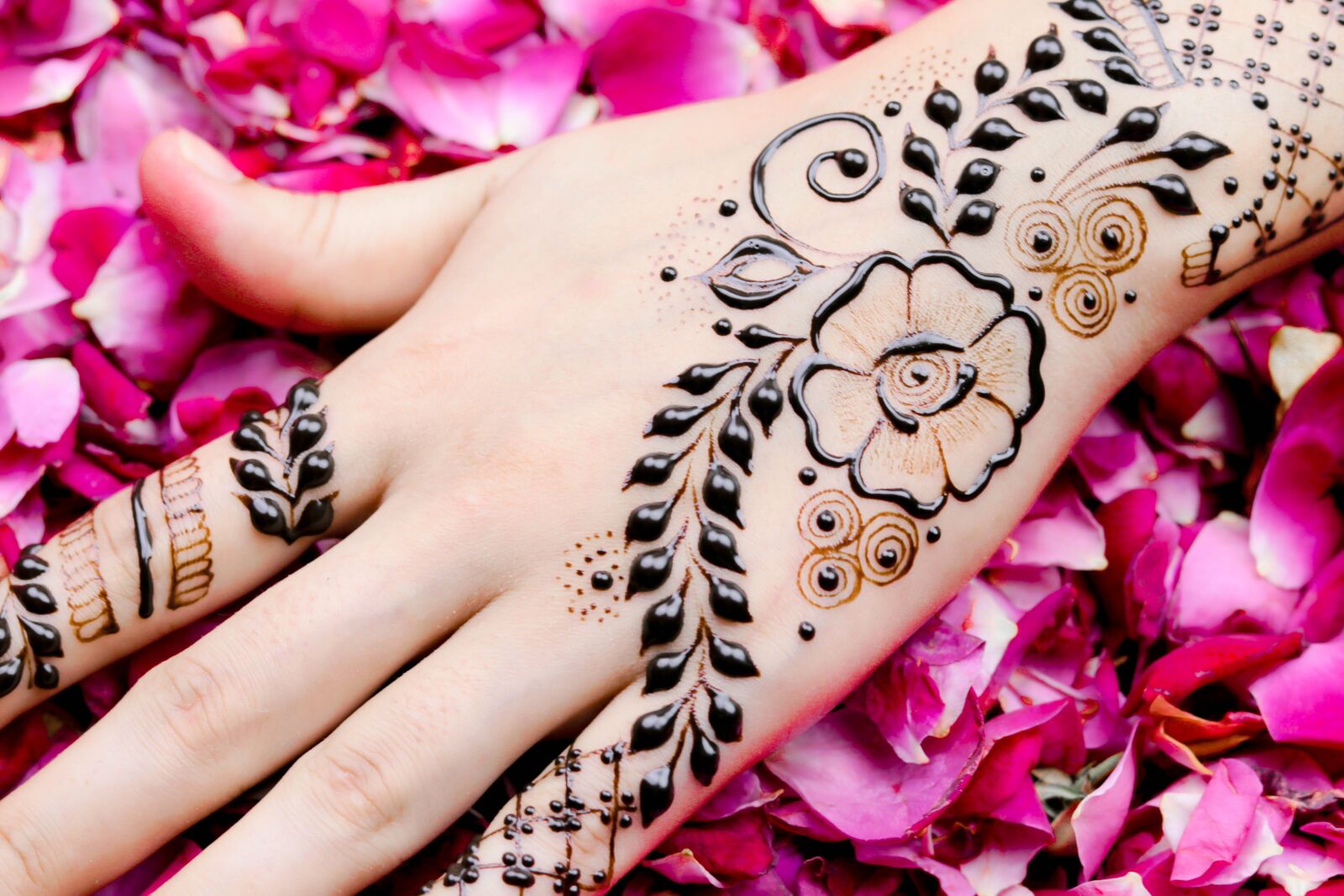 Canon EOS 80D + Canon EF 50mm F1.8 STM sample photo. Henna, hands, mehendi photography