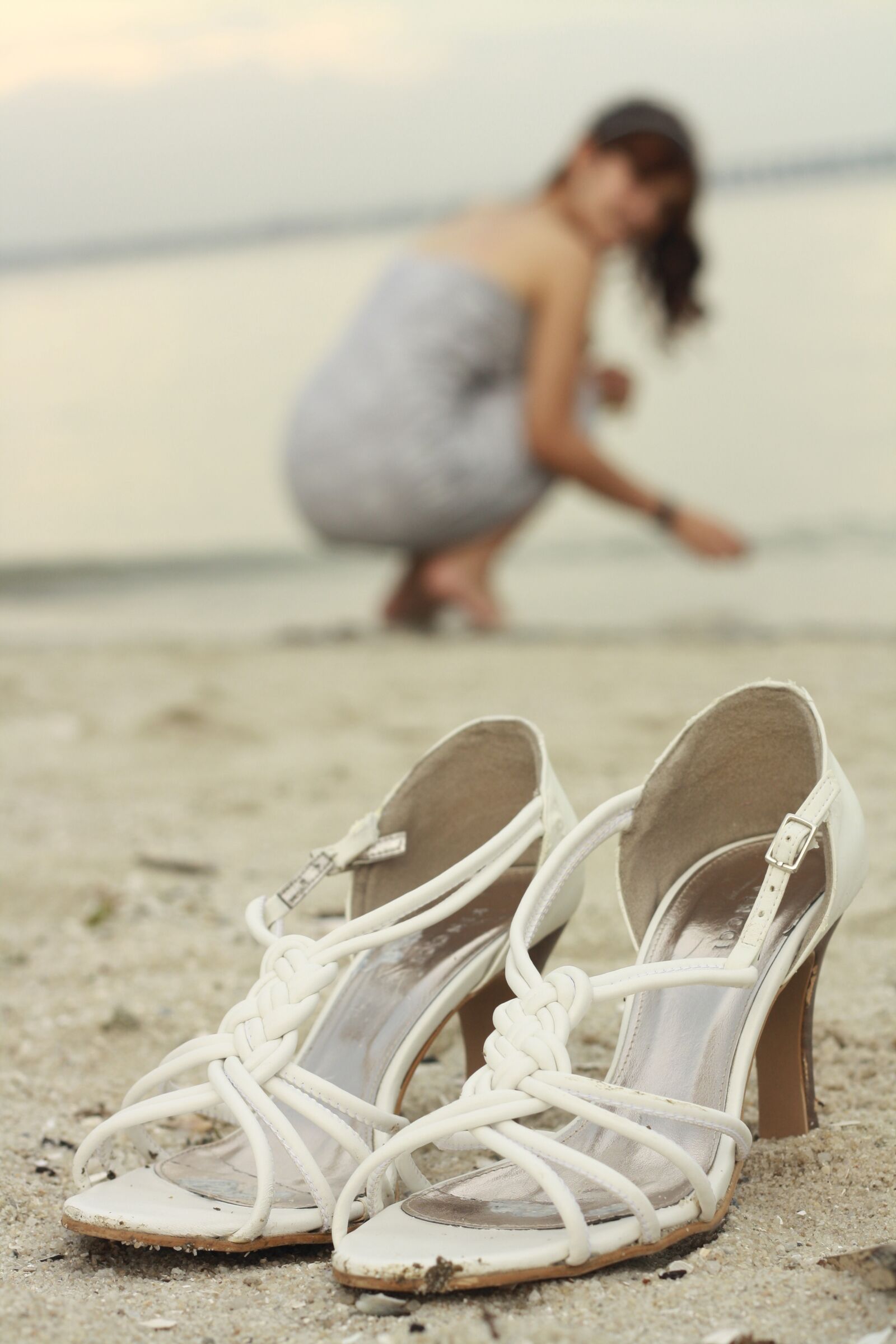 Canon EOS 1000D (EOS Digital Rebel XS / EOS Kiss F) sample photo. Heels, beach, woman photography