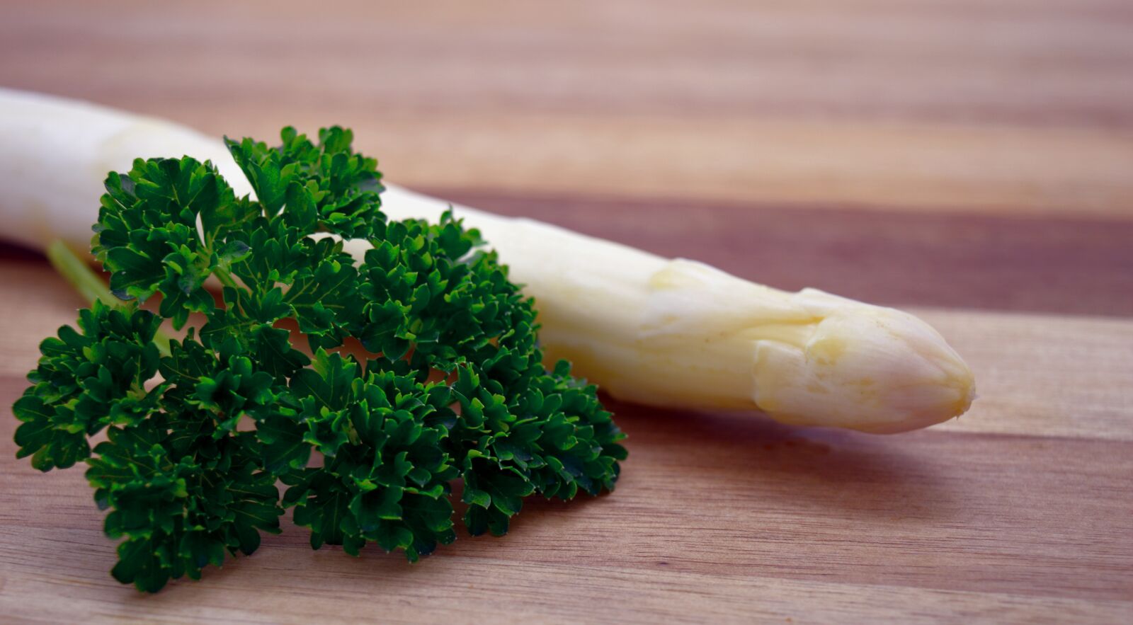 Nikon D3200 sample photo. Asparagus, parsley, wooden board photography
