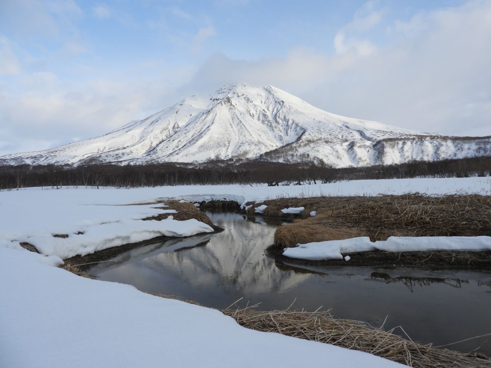 Nikon Coolpix B700 sample photo. Volcano, lake, forest photography