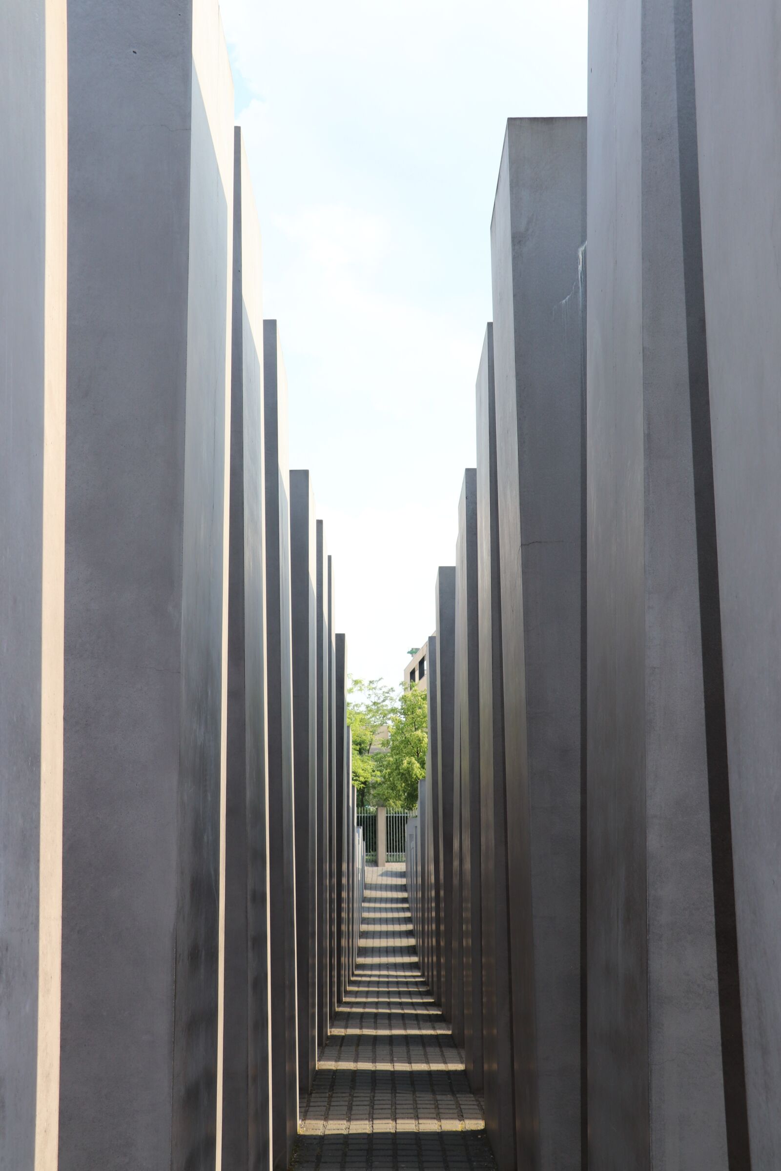 Canon EOS 77D (EOS 9000D / EOS 770D) sample photo. Berlin, landmark, memorial photography