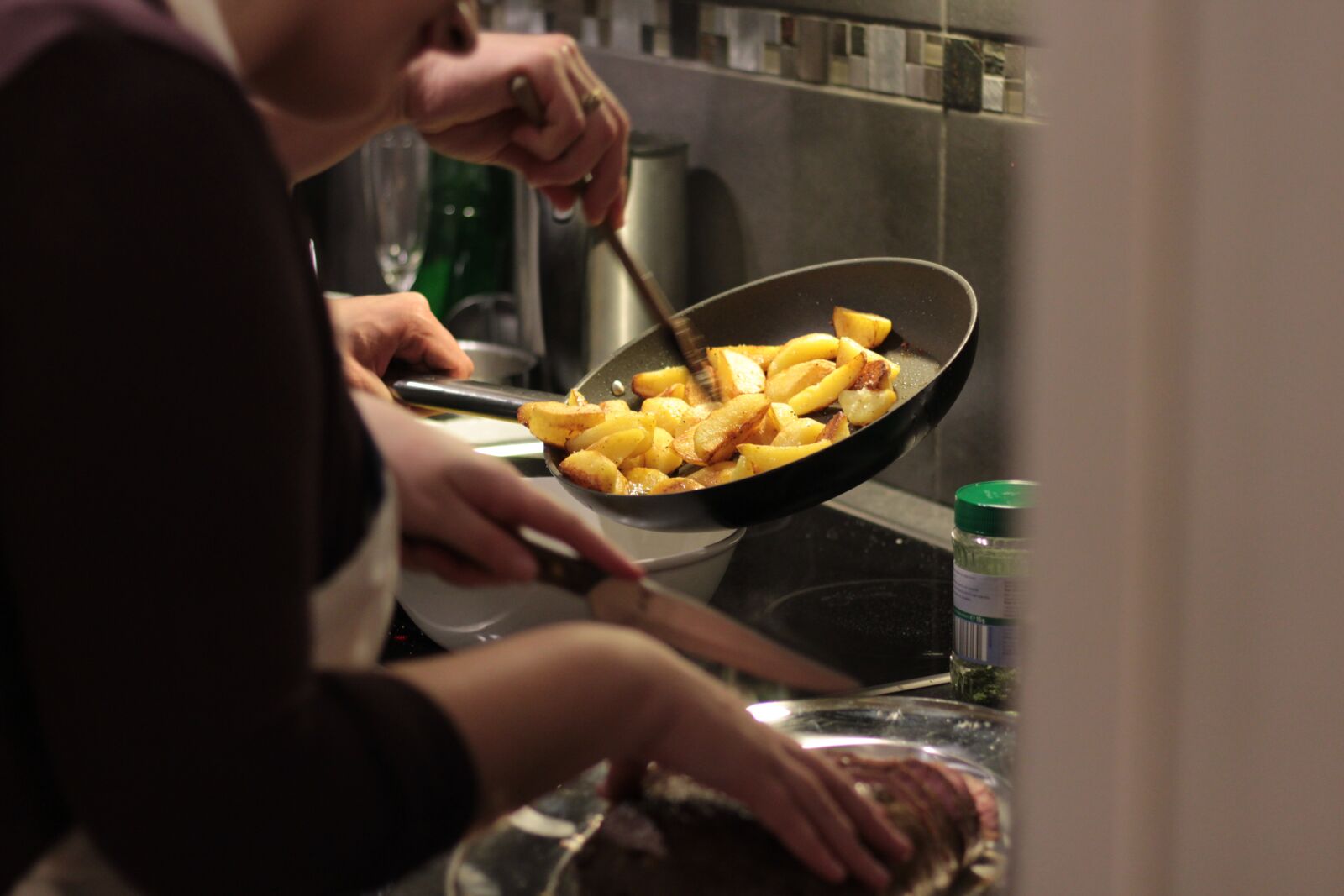 Canon EOS 1300D (EOS Rebel T6 / EOS Kiss X80) sample photo. Christmas dinner, cook, feast photography