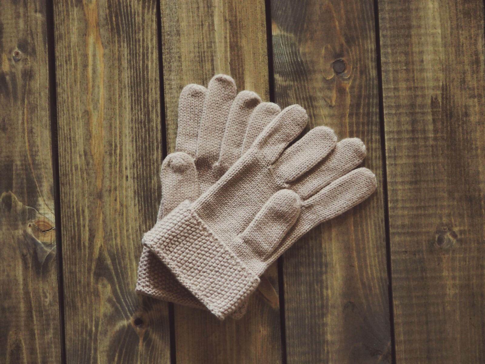 Olympus OM-D E-M10 II sample photo. Wood, clothes, background, beige photography