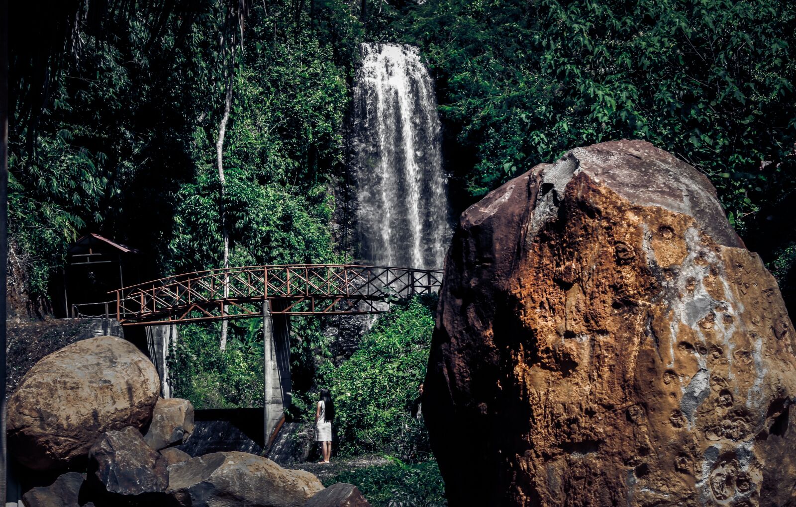 Canon EOS 600D (Rebel EOS T3i / EOS Kiss X5) sample photo. Waterfall, vintage, girl photography