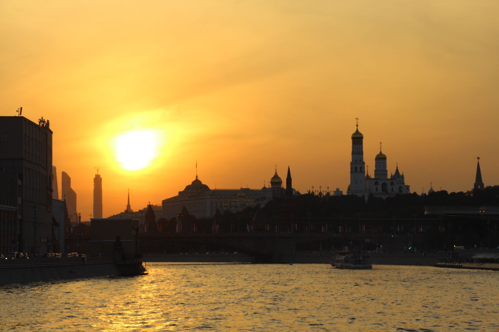 Canon EOS 700D (EOS Rebel T5i / EOS Kiss X7i) sample photo. Evening moscow, walk on photography