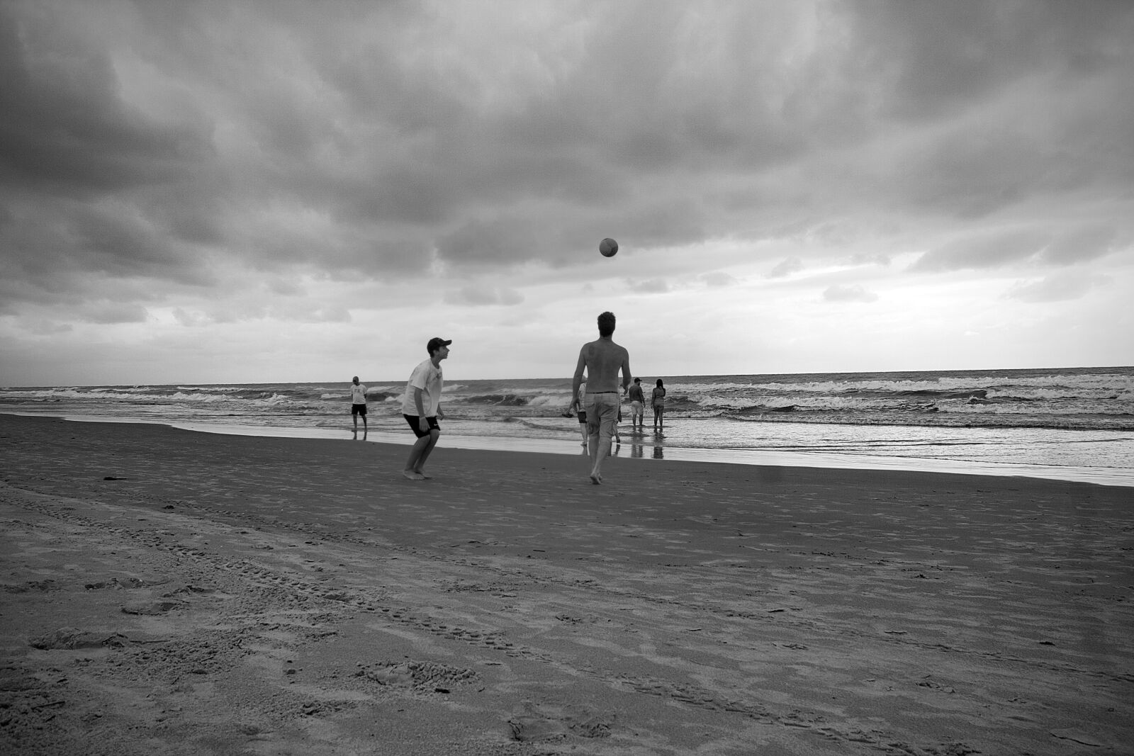 Canon EOS 40D + Canon EF-S 18-135mm F3.5-5.6 IS sample photo. Beach, football, leisure photography