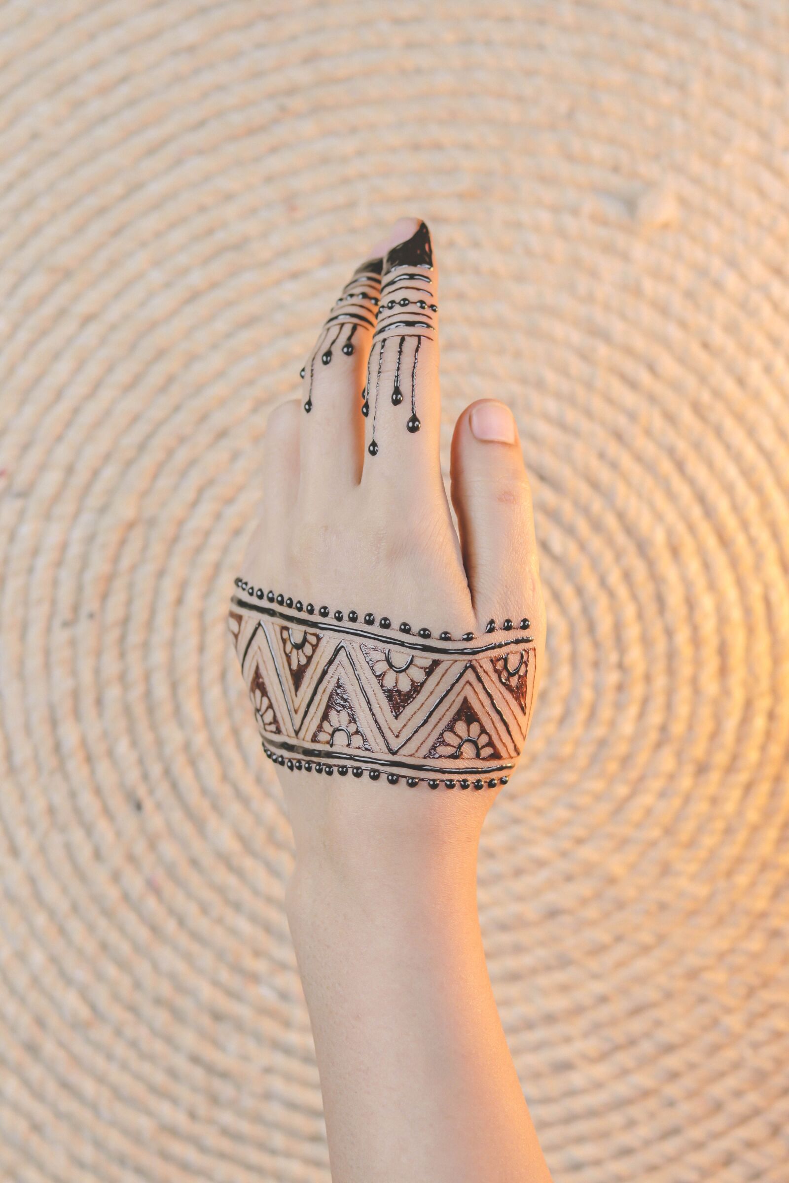 Canon EOS 80D + Canon EF 50mm F1.8 STM sample photo. Henna, hands, mehendi photography