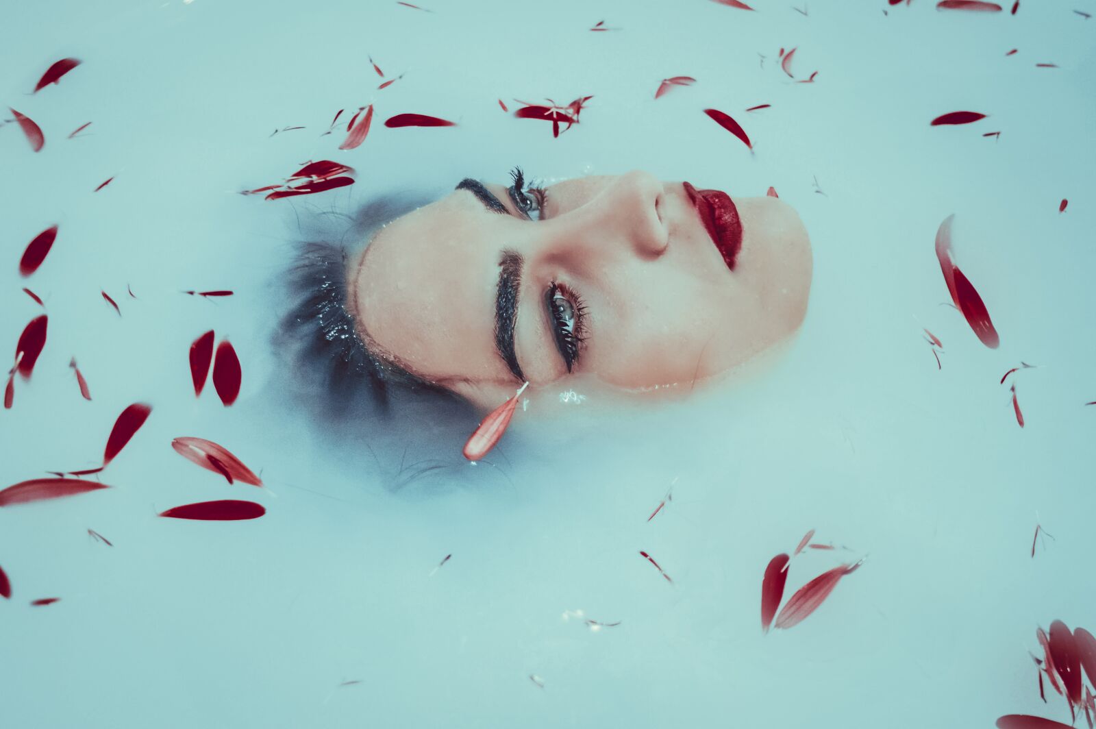 Nikon D3200 sample photo. Eyes, red, bathtub photography