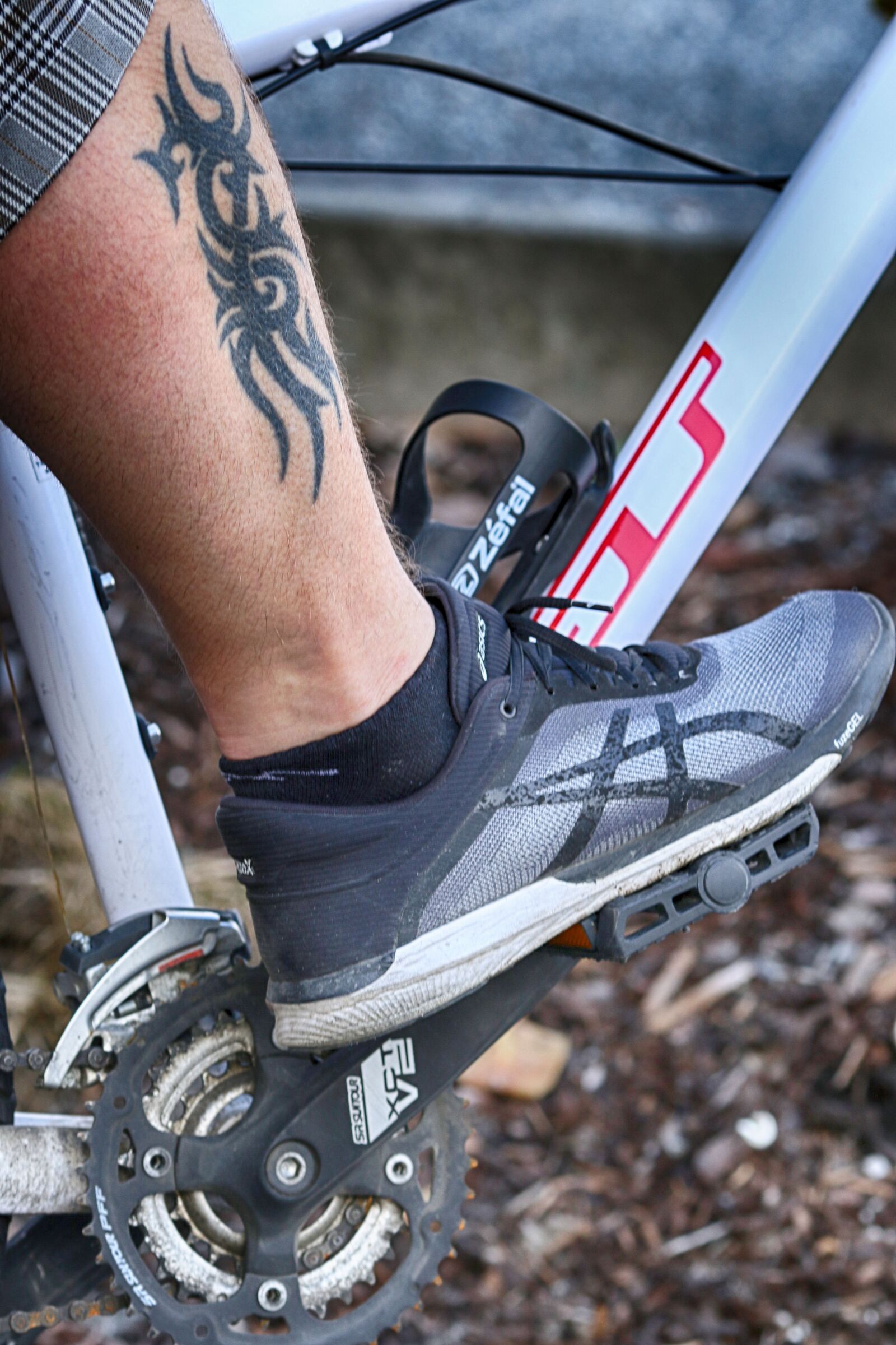 Canon EOS 7D Mark II + Canon EF 135mm F2L USM sample photo. Bike, wheel, people photography