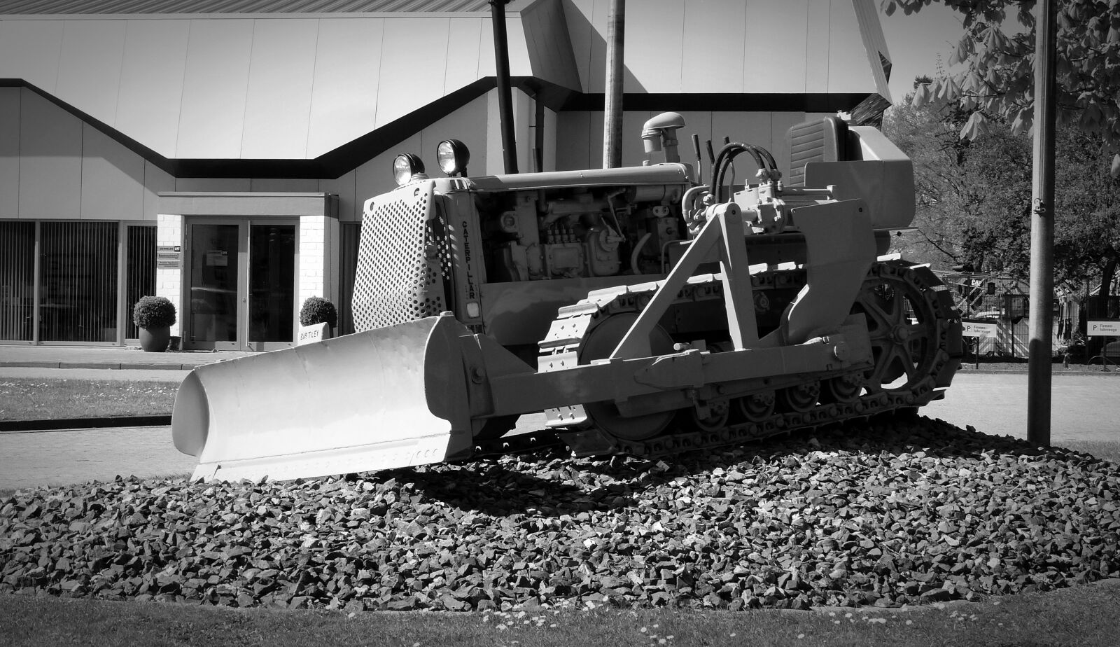 Panasonic Lumix DMC-FZ200 sample photo. Caterpillar, construction machine, old photography