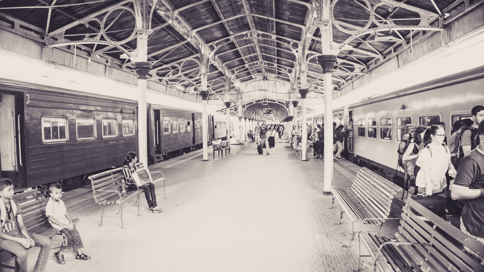 Sony E 16-50mm F3.5-5.6 PZ OSS sample photo. Sri, lanka, train, station photography