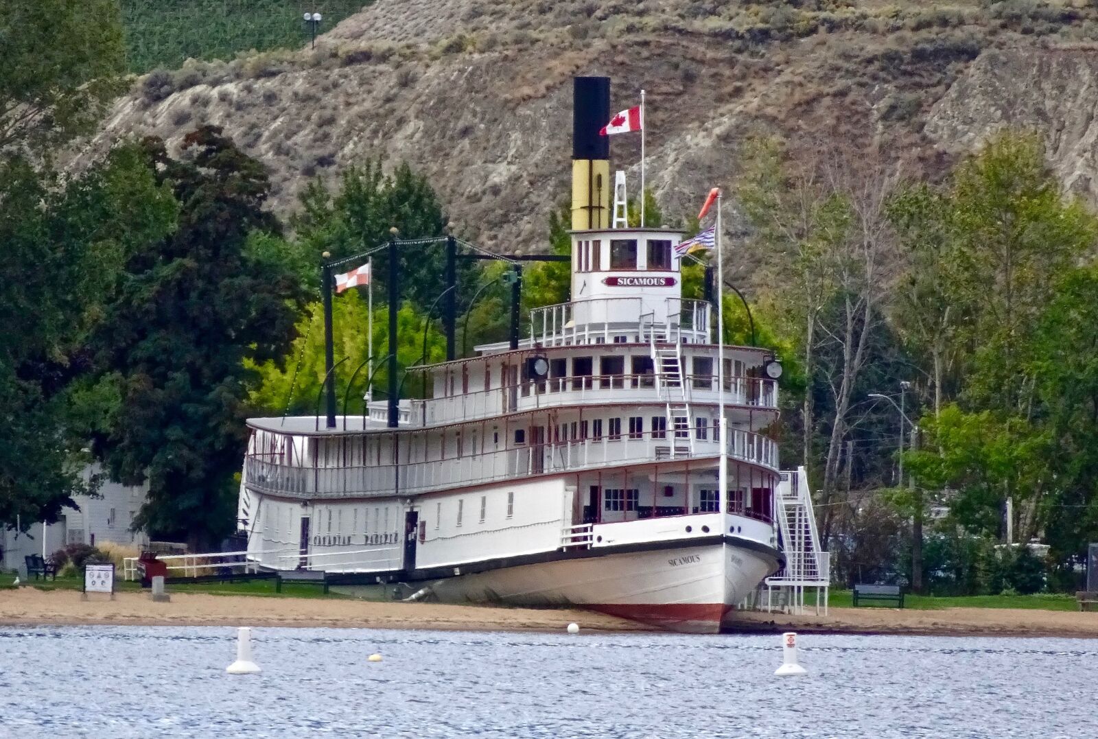Sony Cyber-shot DSC-HX90V sample photo. Paddle boat, steamer, ss photography