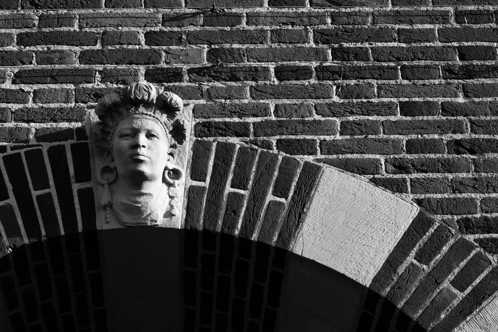 Canon EOS 1100D (EOS Rebel T3 / EOS Kiss X50) + Canon EF 50mm F1.8 II sample photo. Wall, face, brick photography