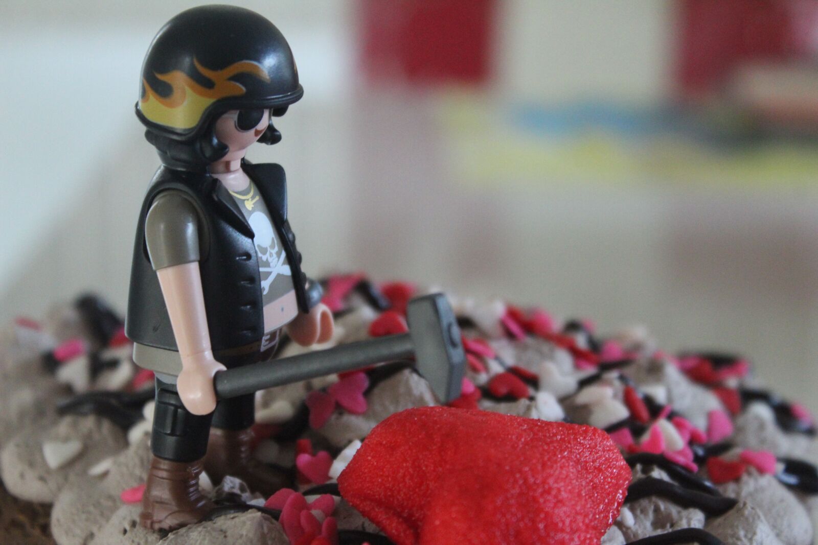 Canon EOS 1300D (EOS Rebel T6 / EOS Kiss X80) sample photo. Break, lego, cake photography