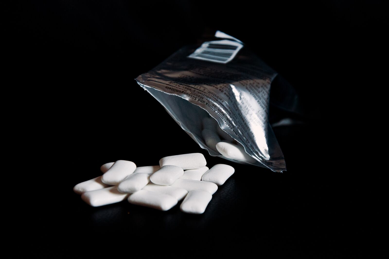 Nikon D90 sample photo. Chewing gum, table, scattered photography