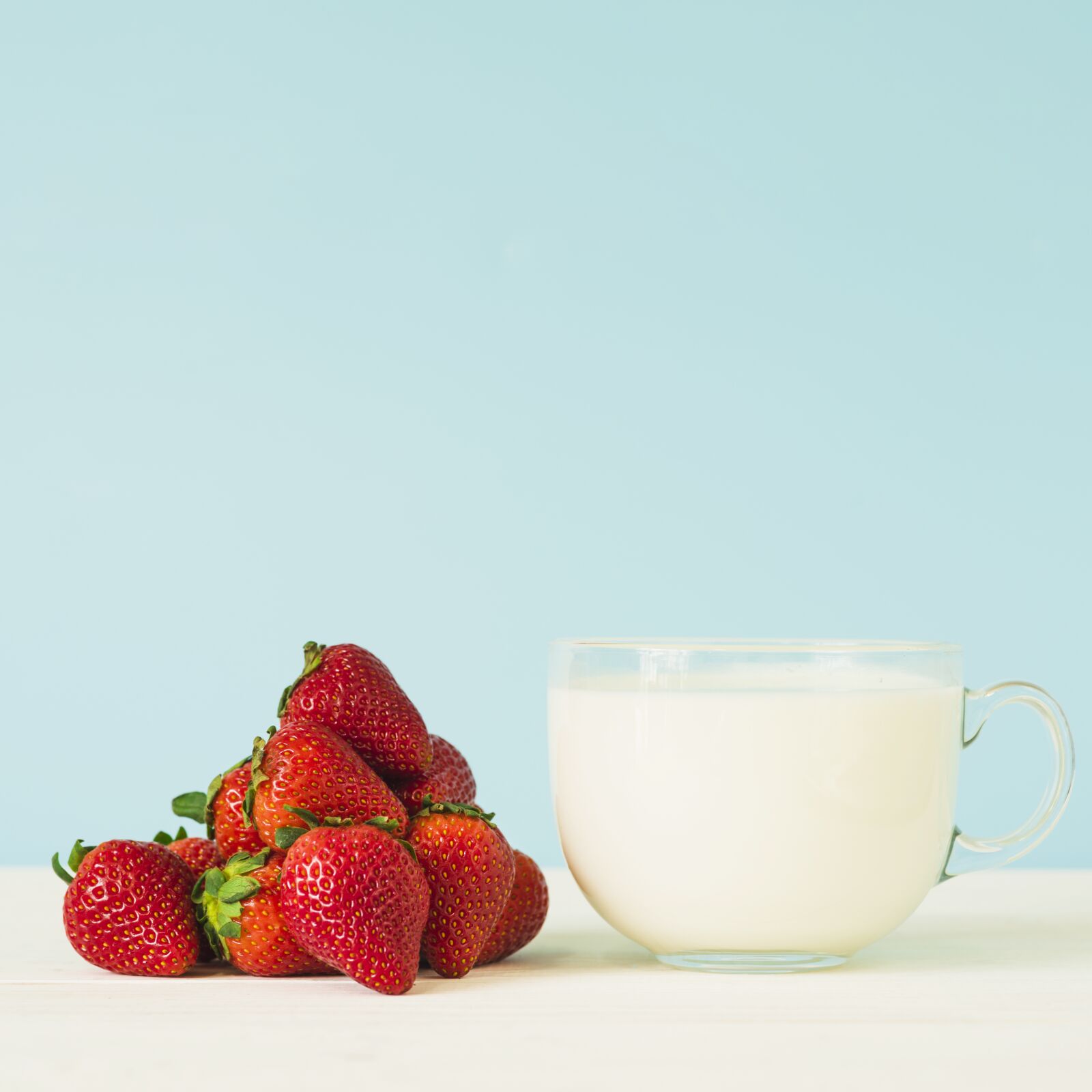 Pentax K-1 sample photo. Strawberry, milk, pastel photography