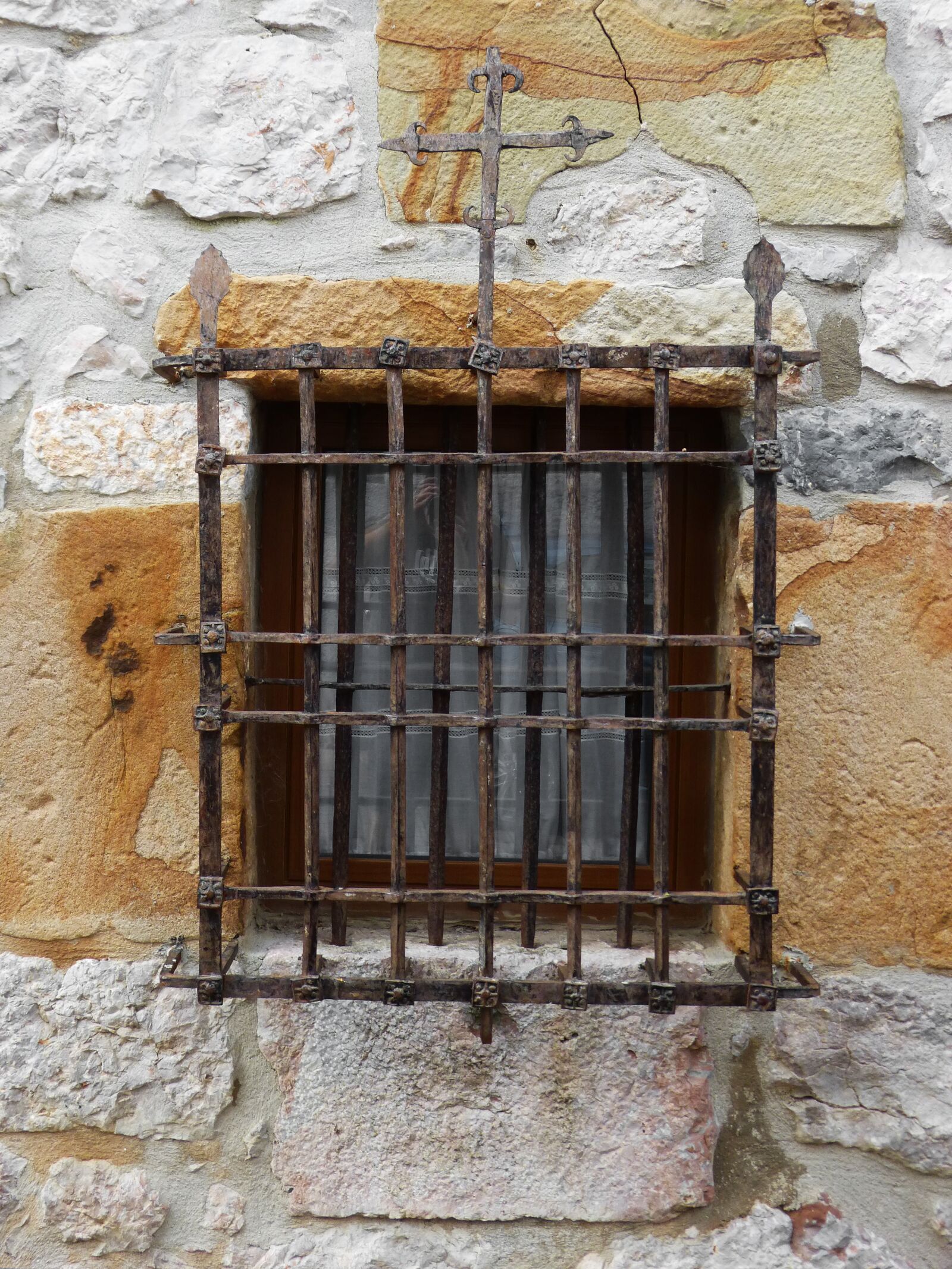 Panasonic DMC-FZ62 sample photo. Window, grating, protect photography