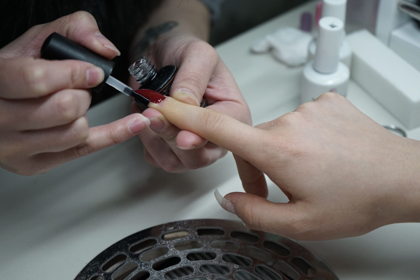 Sony a7 II + Sony FE 28-70mm F3.5-5.6 OSS sample photo. Nails, manicure, hand photography