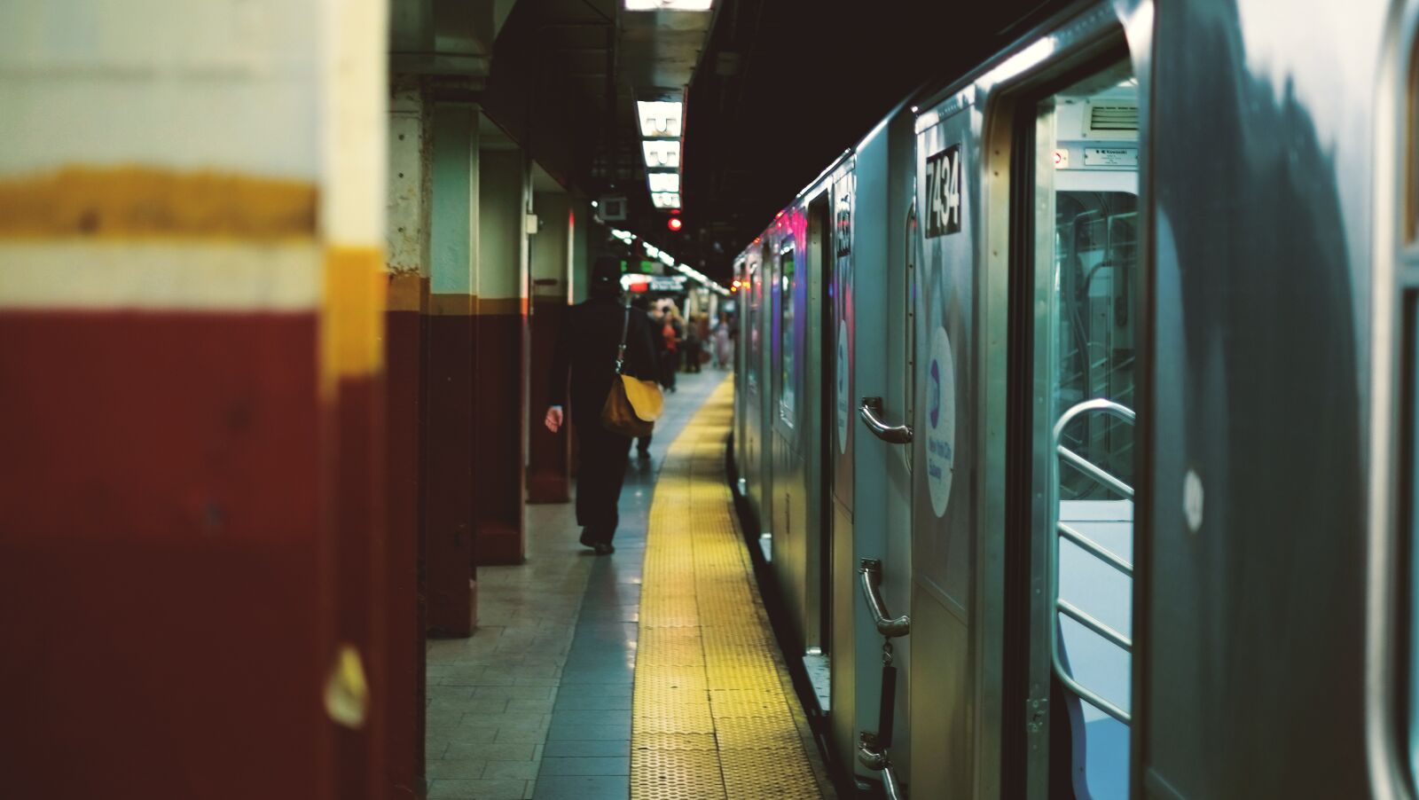 Fujifilm X-Pro1 + Fujifilm XF 35mm F1.4 R sample photo. Commuters, people, railway photography