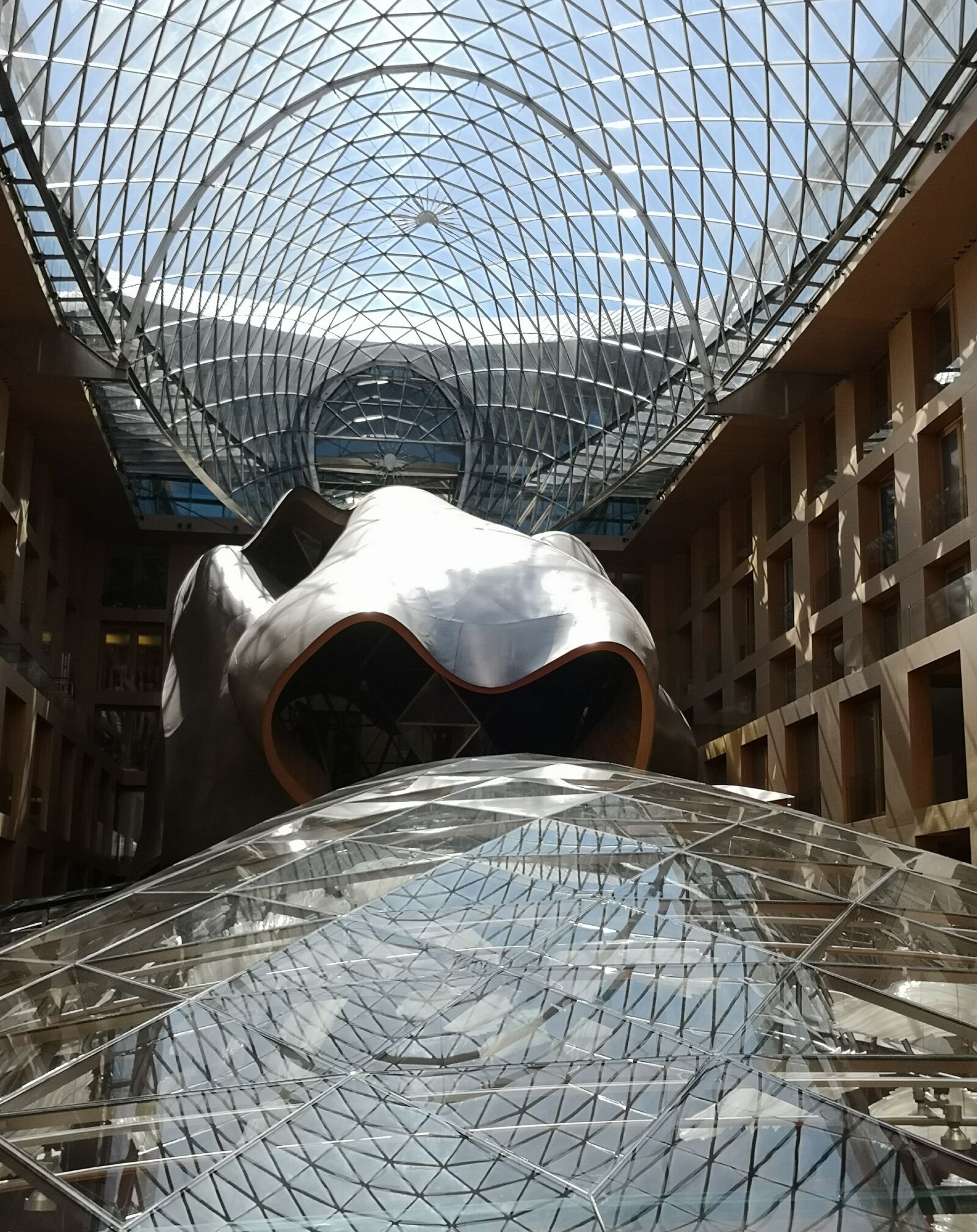 HUAWEI Mate 10 Pro sample photo. Gehry, berlin, paris burst photography