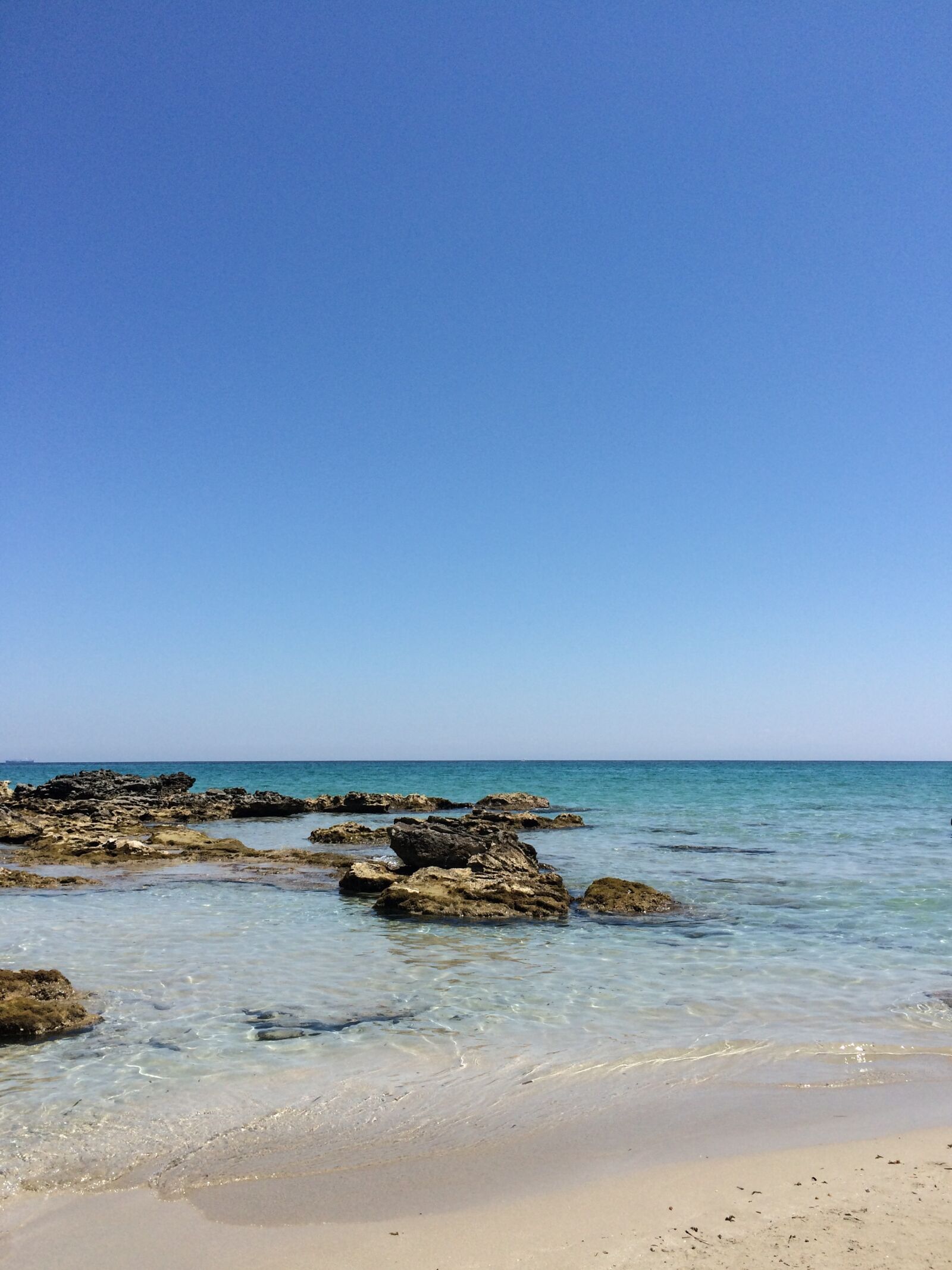 iPhone 5s back camera 4.15mm f/2.2 sample photo. Sand, waters, beach photography
