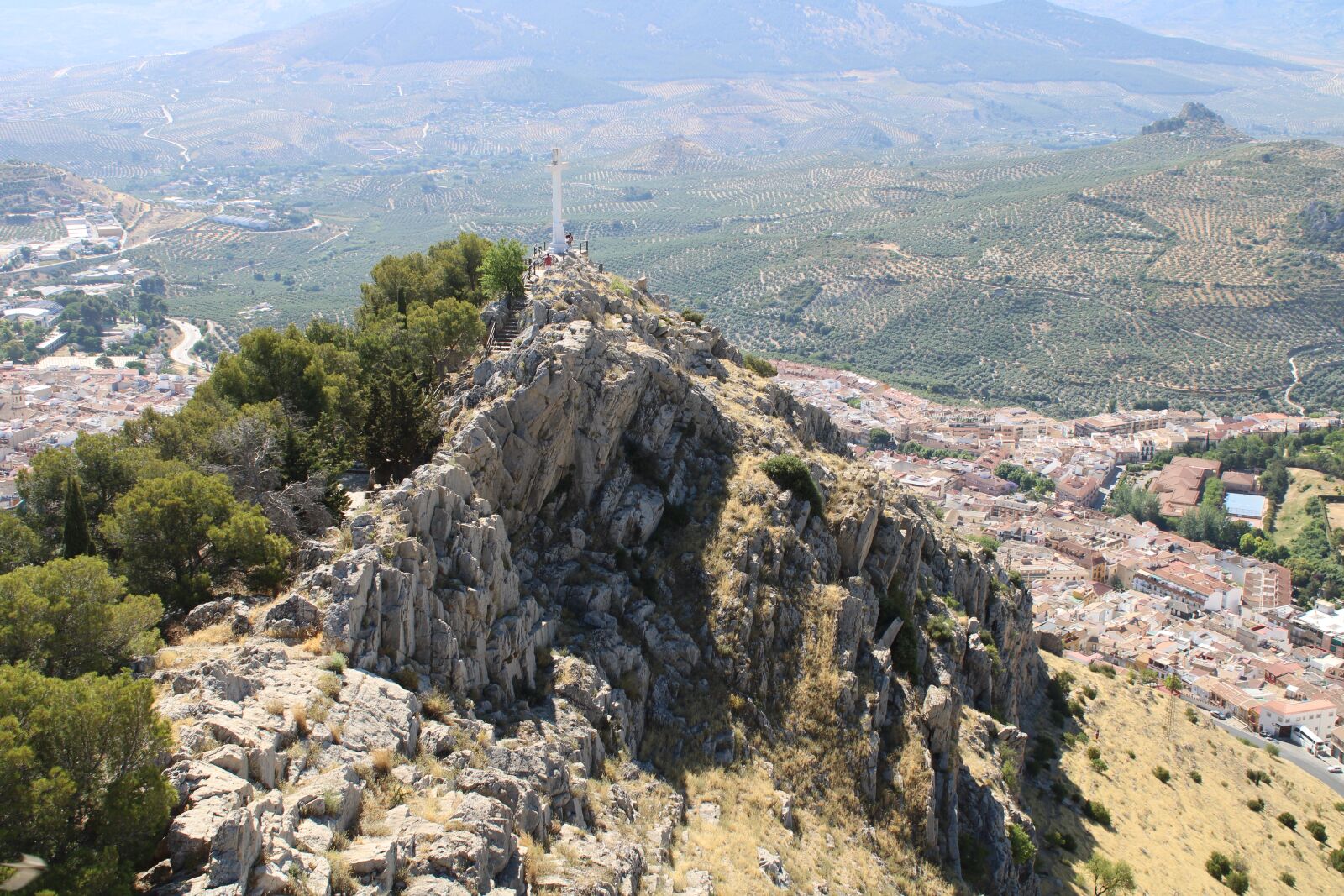 Canon EOS 2000D (EOS Rebel T7 / EOS Kiss X90 / EOS 1500D) sample photo. Jaen cross, castle, fortress photography