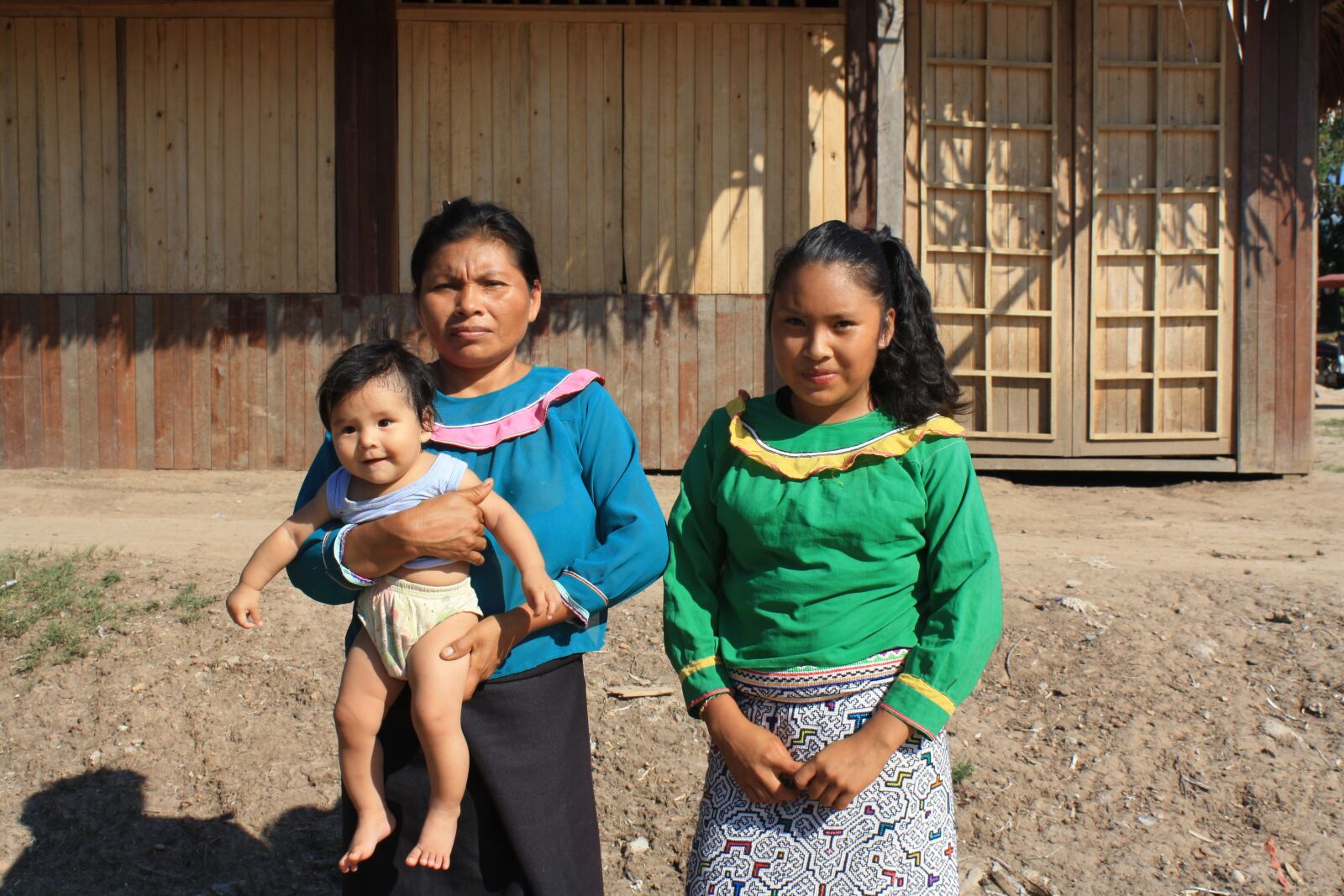 Canon EOS 1000D (EOS Digital Rebel XS / EOS Kiss F) sample photo. Family, jungle, peru photography
