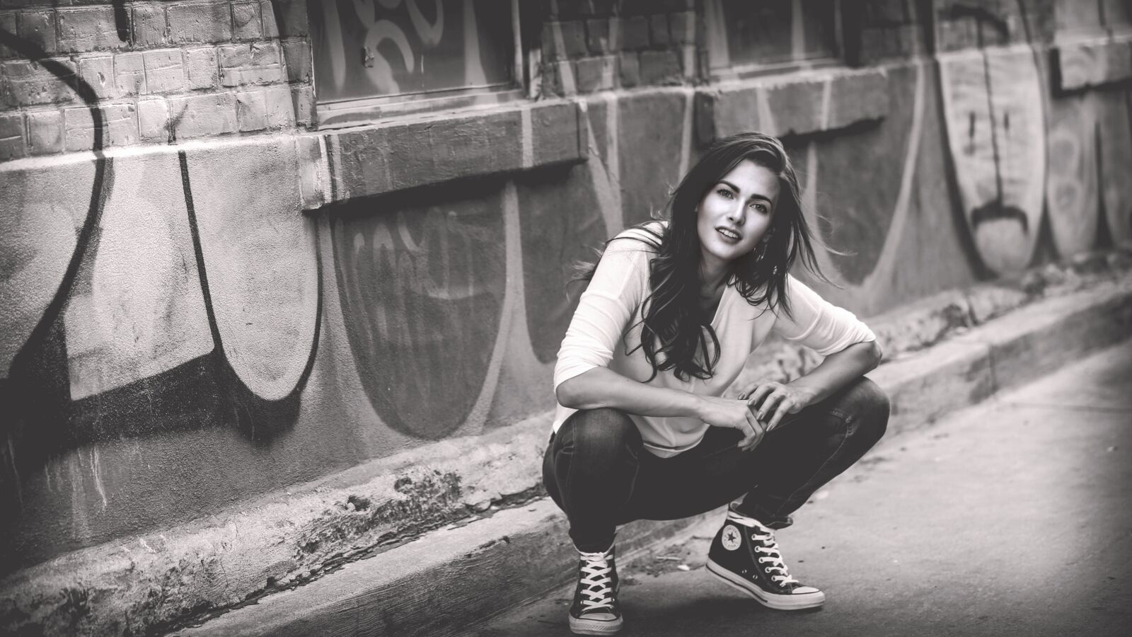 Canon EOS-1D X sample photo. Woman, girl, crouching photography
