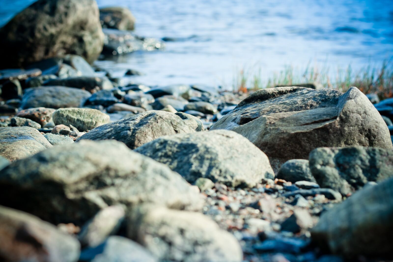Canon EOS 600D (Rebel EOS T3i / EOS Kiss X5) + Canon EF 50mm F1.8 II sample photo. Stones, sea, ocean photography