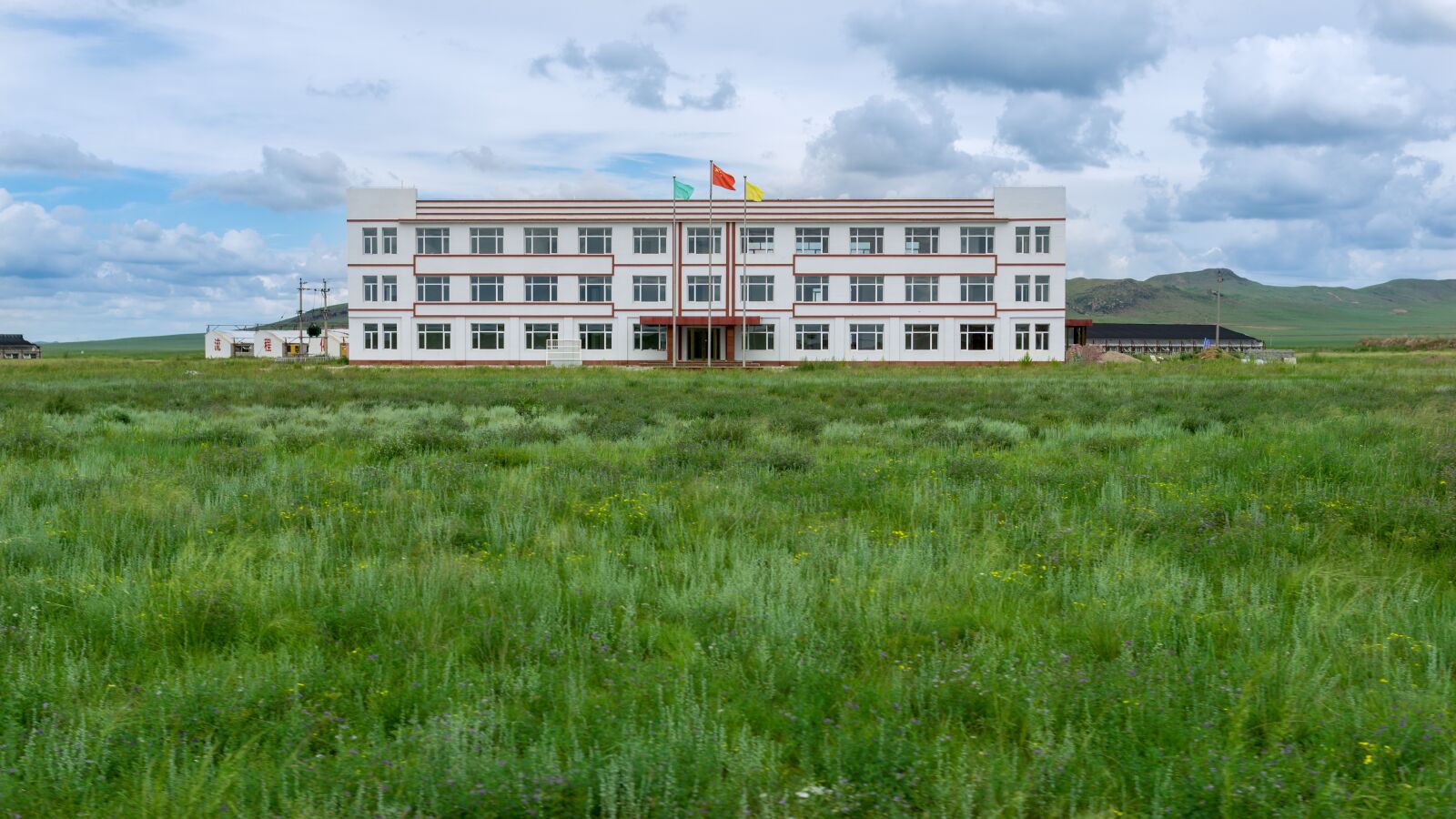 Sony a5100 sample photo. Prairie, building, banner photography