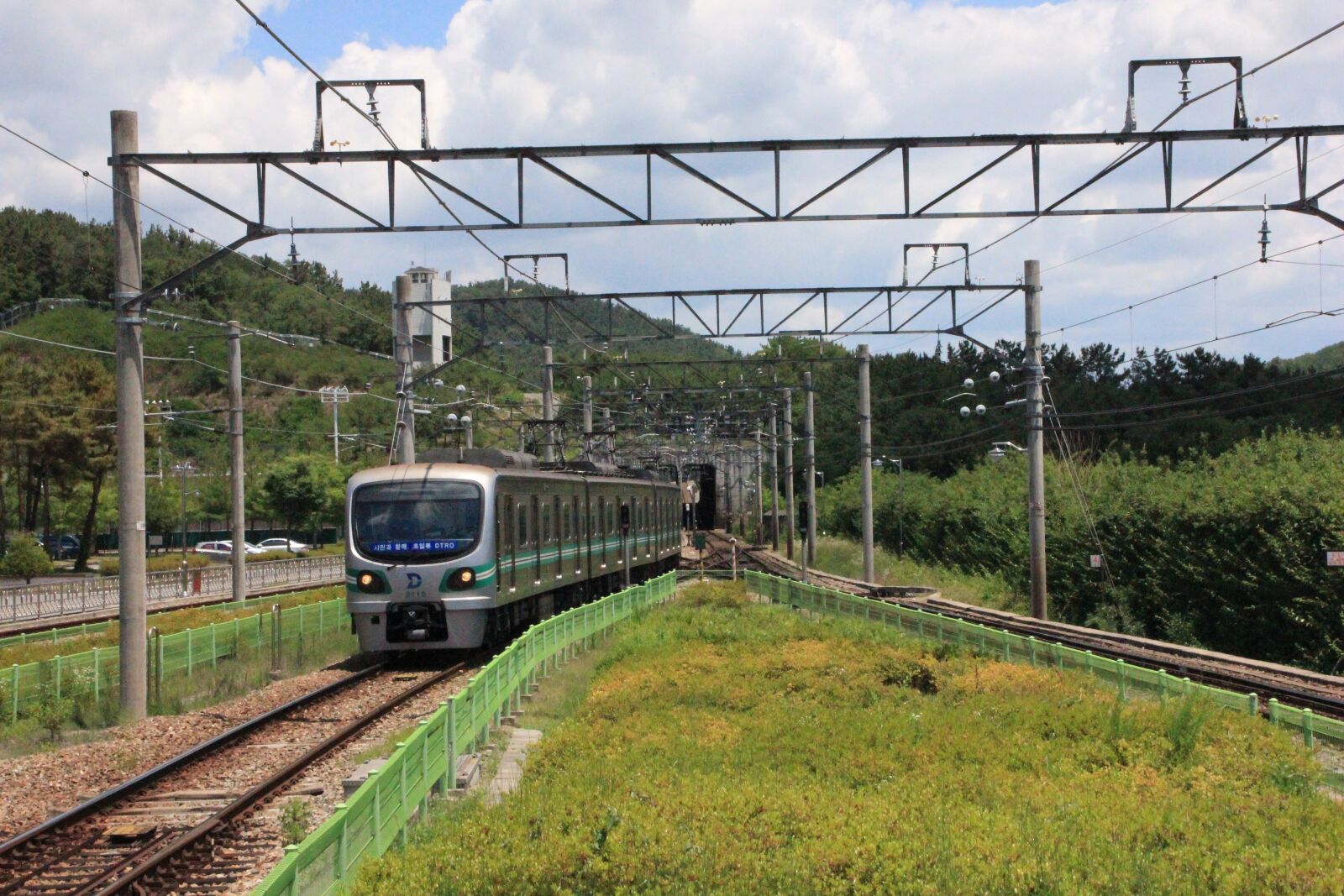 Canon EOS 600D (Rebel EOS T3i / EOS Kiss X5) sample photo. Korea, railway, electric photography