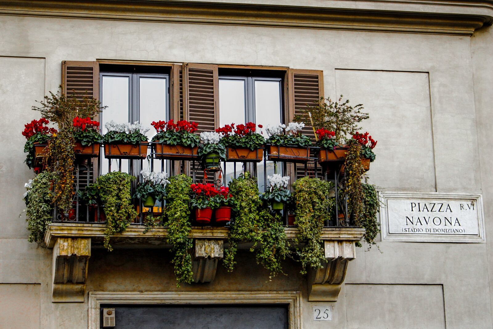 Canon EOS 700D (EOS Rebel T5i / EOS Kiss X7i) sample photo. Flowerpot, flowers, italy photography