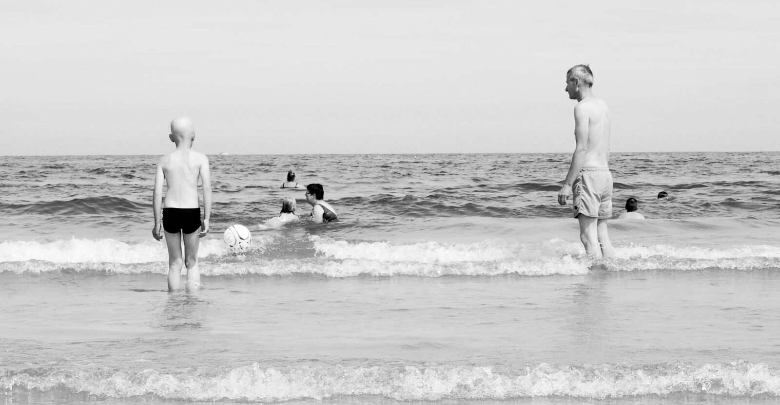 Olympus PEN E-PL6 sample photo. Sea, people, family photography