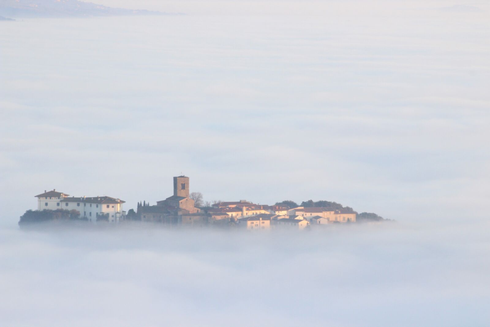 Canon EOS 600D (Rebel EOS T3i / EOS Kiss X5) sample photo. Fog, town, nature photography