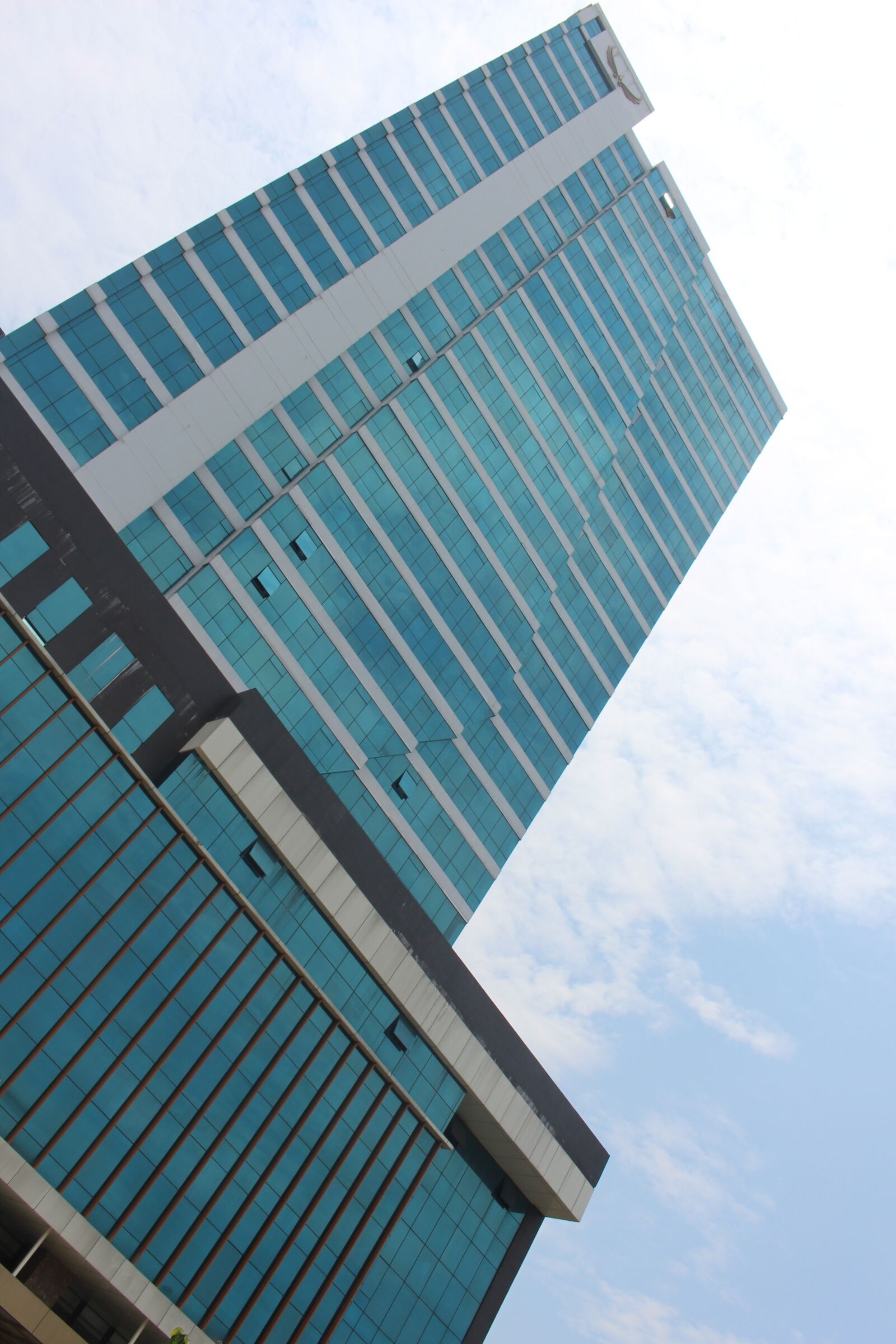 Canon EOS 700D (EOS Rebel T5i / EOS Kiss X7i) sample photo. Building, blue, sky photography