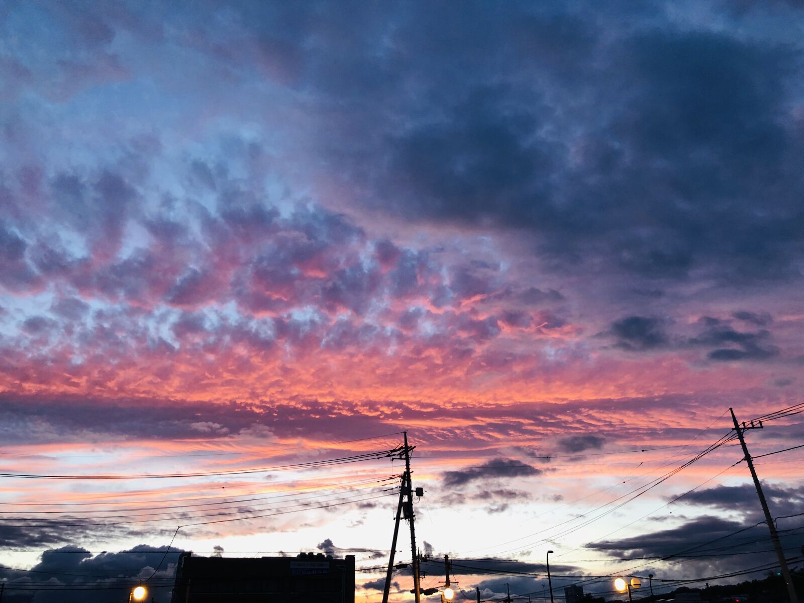 iPhone X back dual camera 4mm f/1.8 sample photo. Sunset, at dusk, color photography
