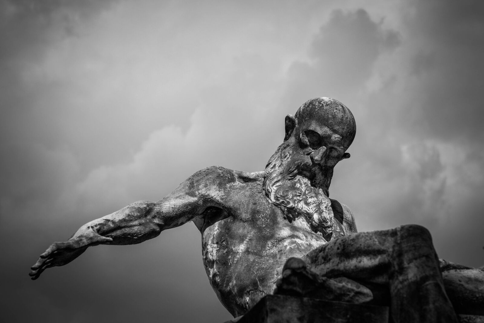 Fujifilm X-E2 sample photo. Cloudy, statue, beard, cemetery photography