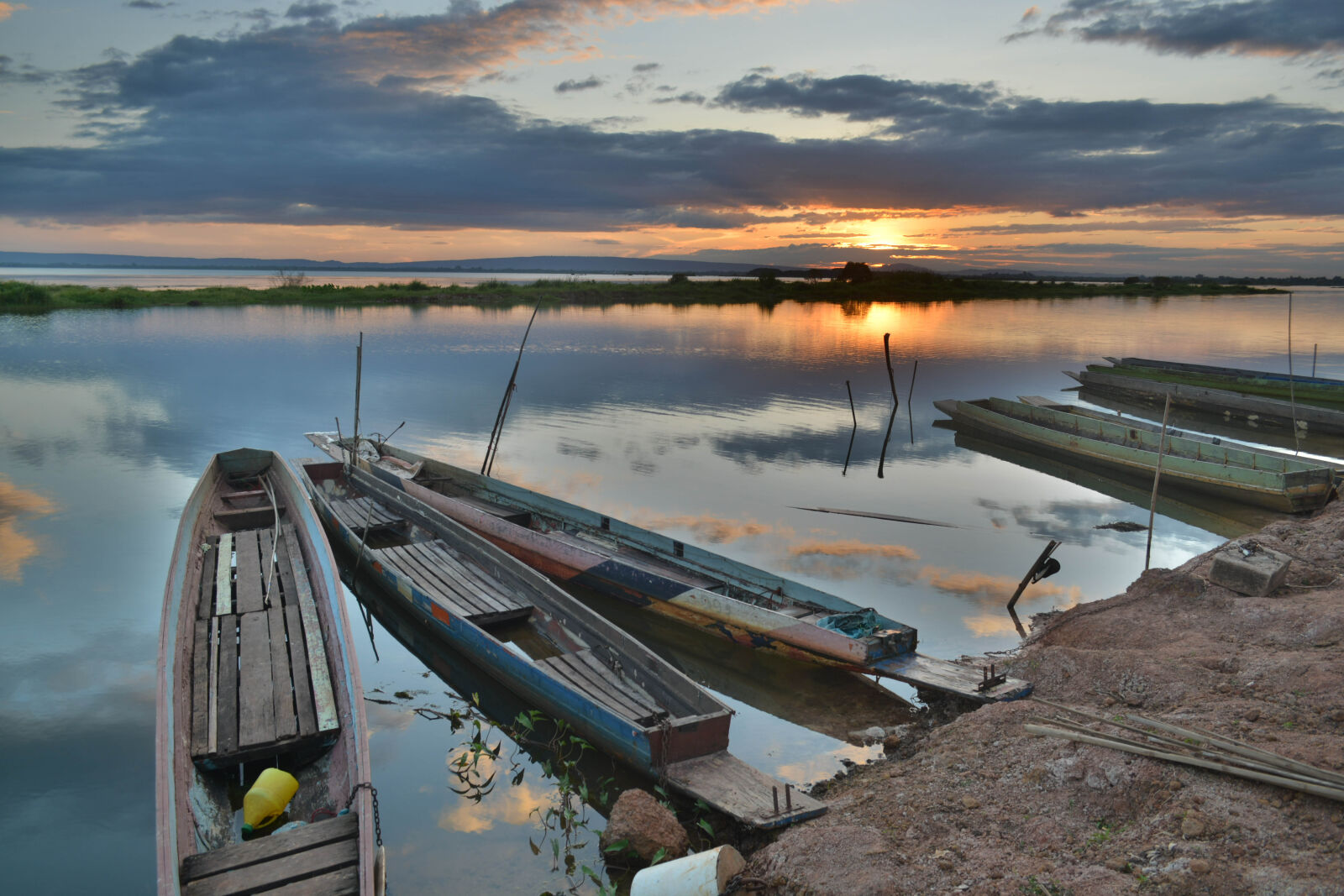 Nikon D5200 sample photo. Canoe, on, seashore, during photography