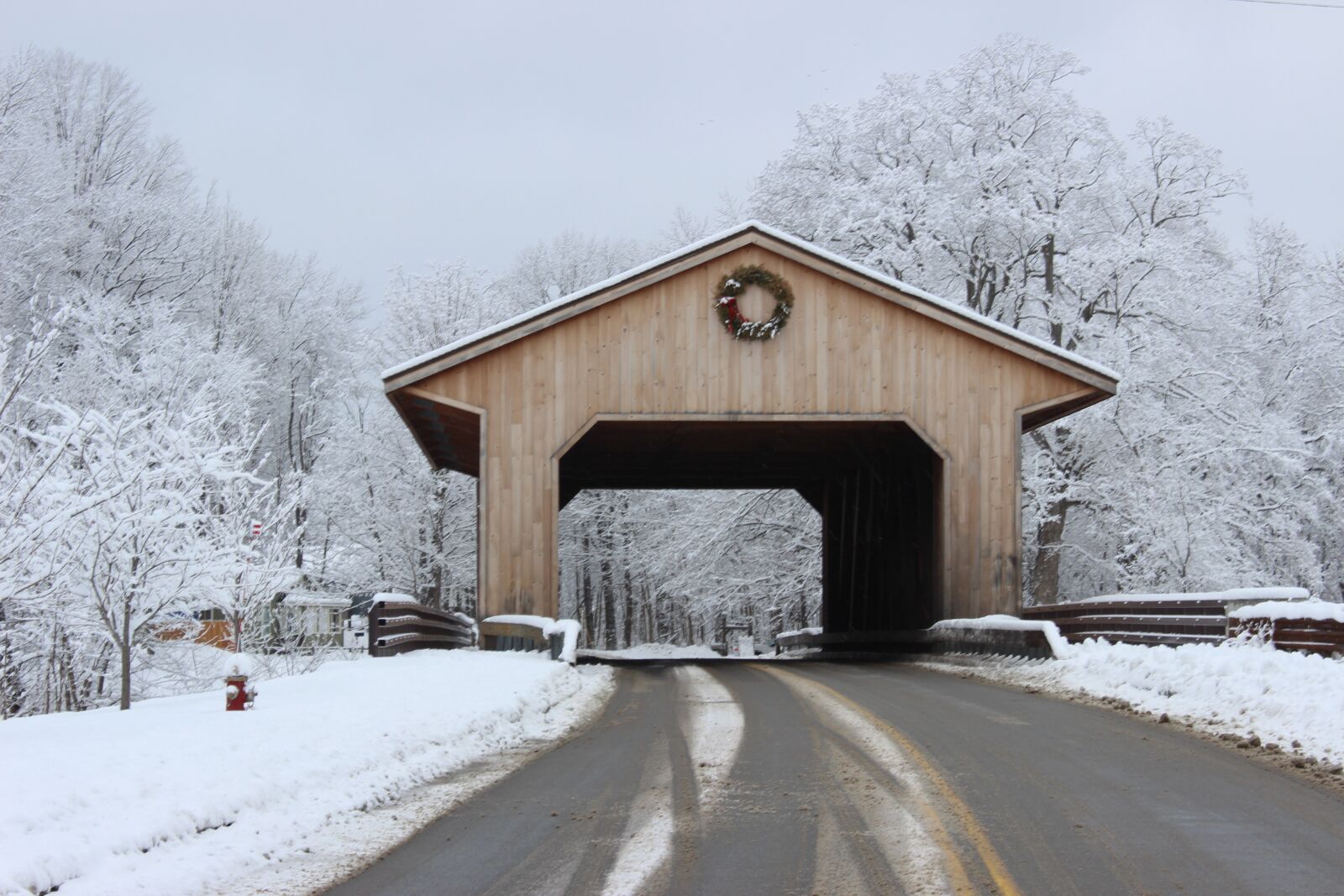Canon EOS 600D (Rebel EOS T3i / EOS Kiss X5) sample photo. Covered bridge, winter, new photography