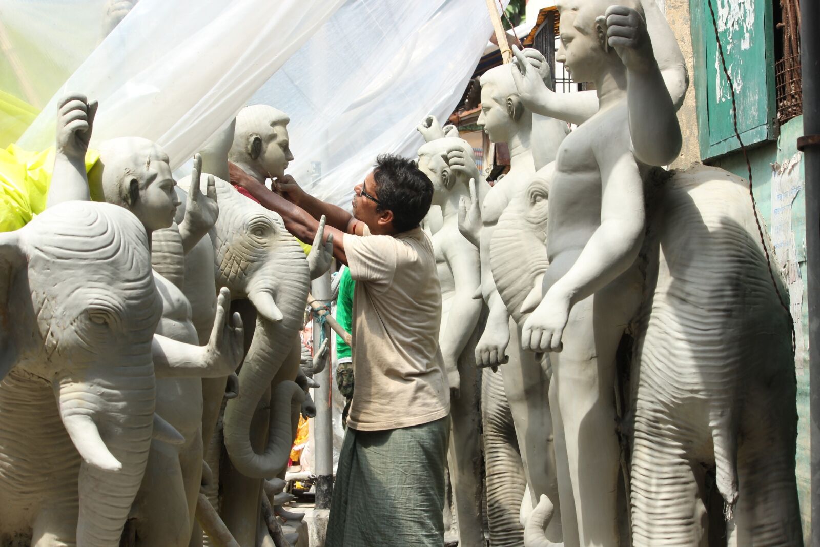Canon EOS 600D (Rebel EOS T3i / EOS Kiss X5) sample photo. Creator, sculptor, artist photography